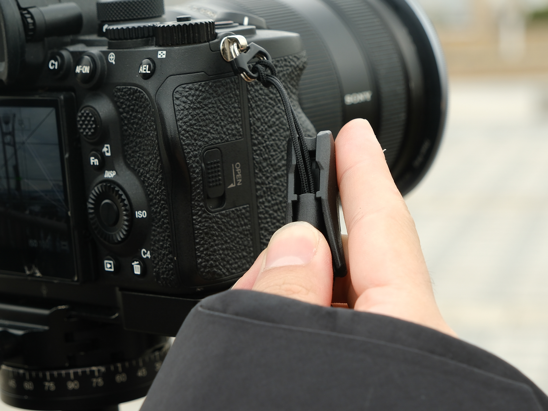 クイックリリースのコネクターは簡単に着脱可能。ねじれが生じないのもメリットだ