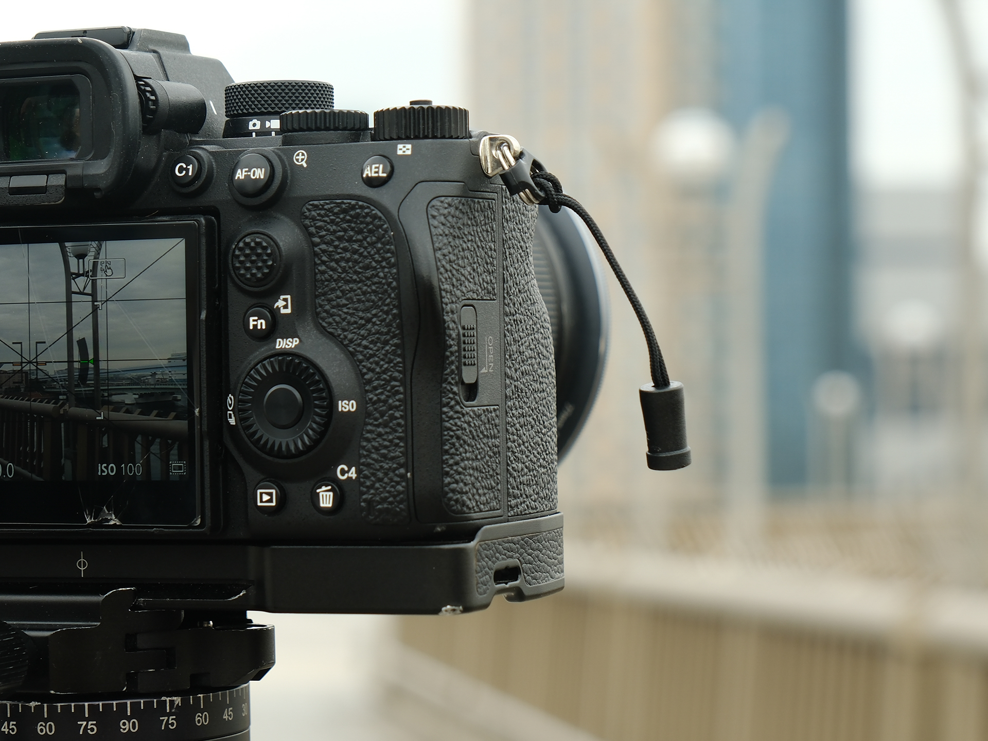 クイックリリースのコネクターは簡単に着脱可能。ねじれが生じないのもメリットだ