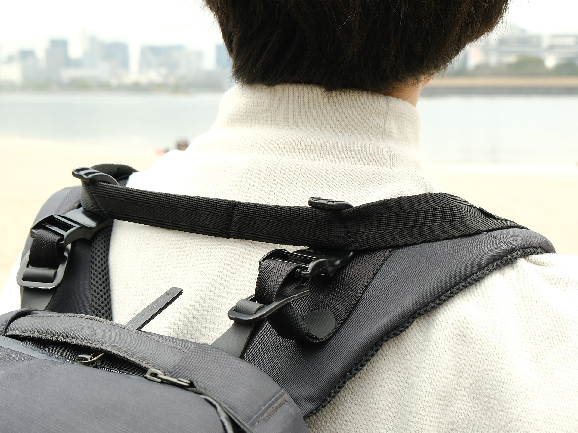 バックパック派には有名な「くびの負担が ZEROフック」。アンチツイストストラップとの相性も悪くない