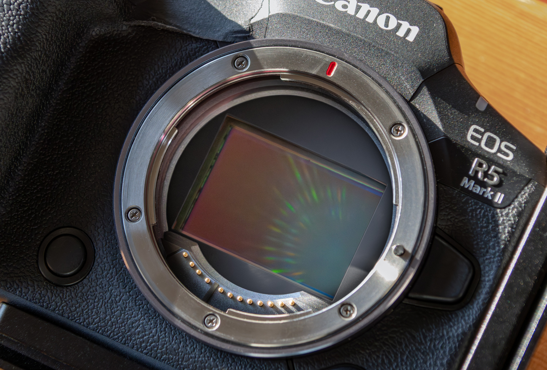キヤノンのフルサイズミラーレスカメラ「EOS R5 Mark II」は、裏面照射の積層CMOSセンサーを採用している