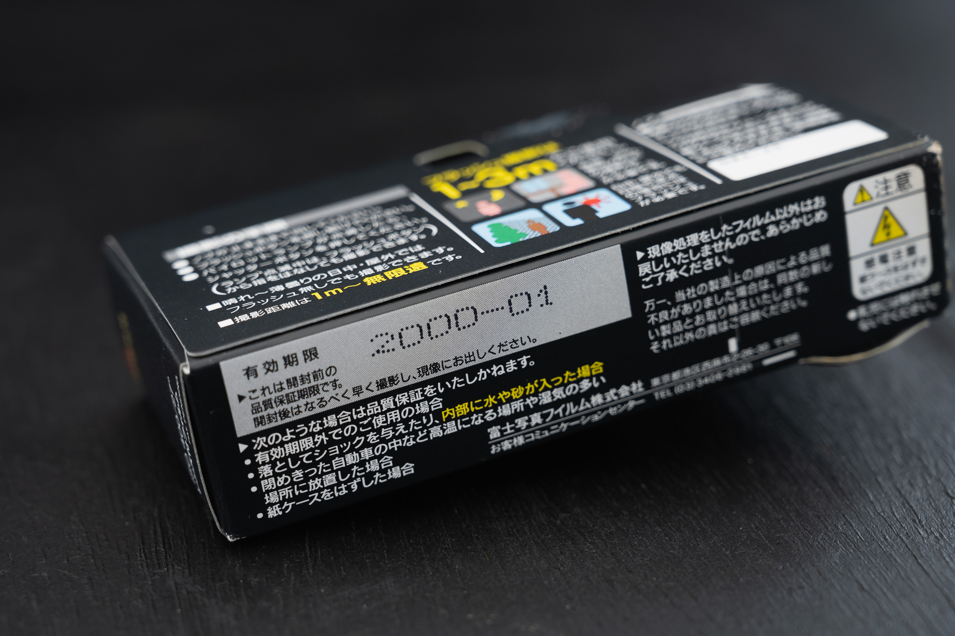 本体には2000-01という有効期限表示　フラッシュの電池は電力を失っていたが、他は正常に動作した