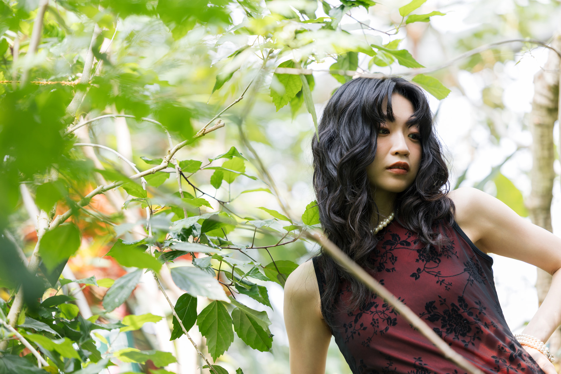 緑の多いシーンでは肌の緑かぶりが心配だが、オートホワイトバランスの恩恵で自然な肌色が得られた。加えて葉の緑色は鮮やかに発色し、影の青転びも見られない<br><span class="fnt-85">キヤノン EOS R5 Mark II／RF70-200mm F2.8 L IS USM／158mm／マニュアル露出（F2.8、1/100秒）／ISO 160／WB：オート</span>