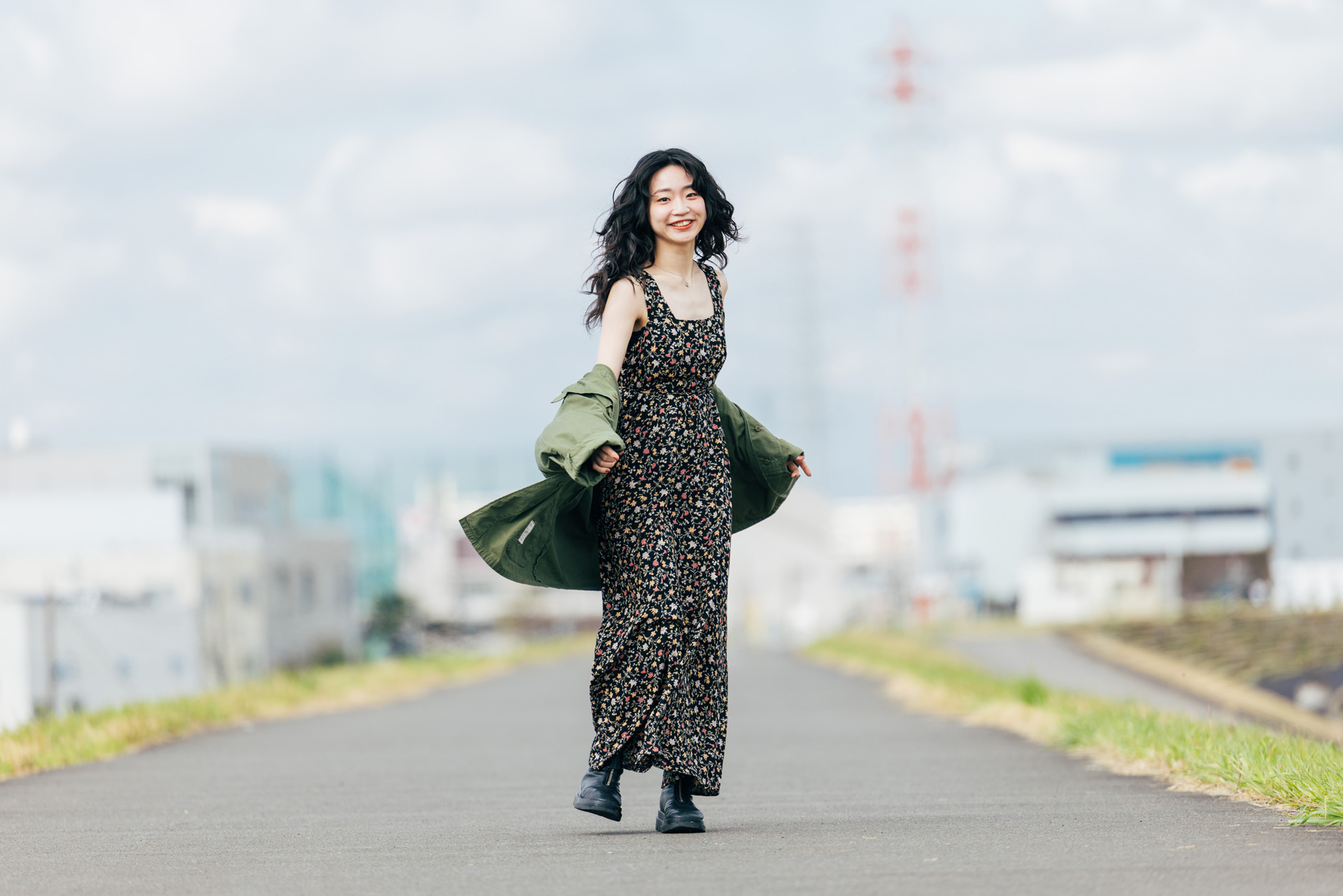 モデルにくるくると回ってもらい、ジャケットがたなびく様子を撮影した。撮りやすさを優先してモデルの動きを制限し過ぎると、表情やその動きがぎこちなくなってしまうが、高速連続撮影＋で撮影すると、ナチュラルな動きと表情のポートレートが撮影できる<br><span class="fnt-85">キヤノン EOS R5 Mark II／RF70-200mm F2.8 L IS USM／200mm／絞り優先AE（F2.8、1/1,600秒、＋1.0EV）／ISO 125／WB：オート</span>