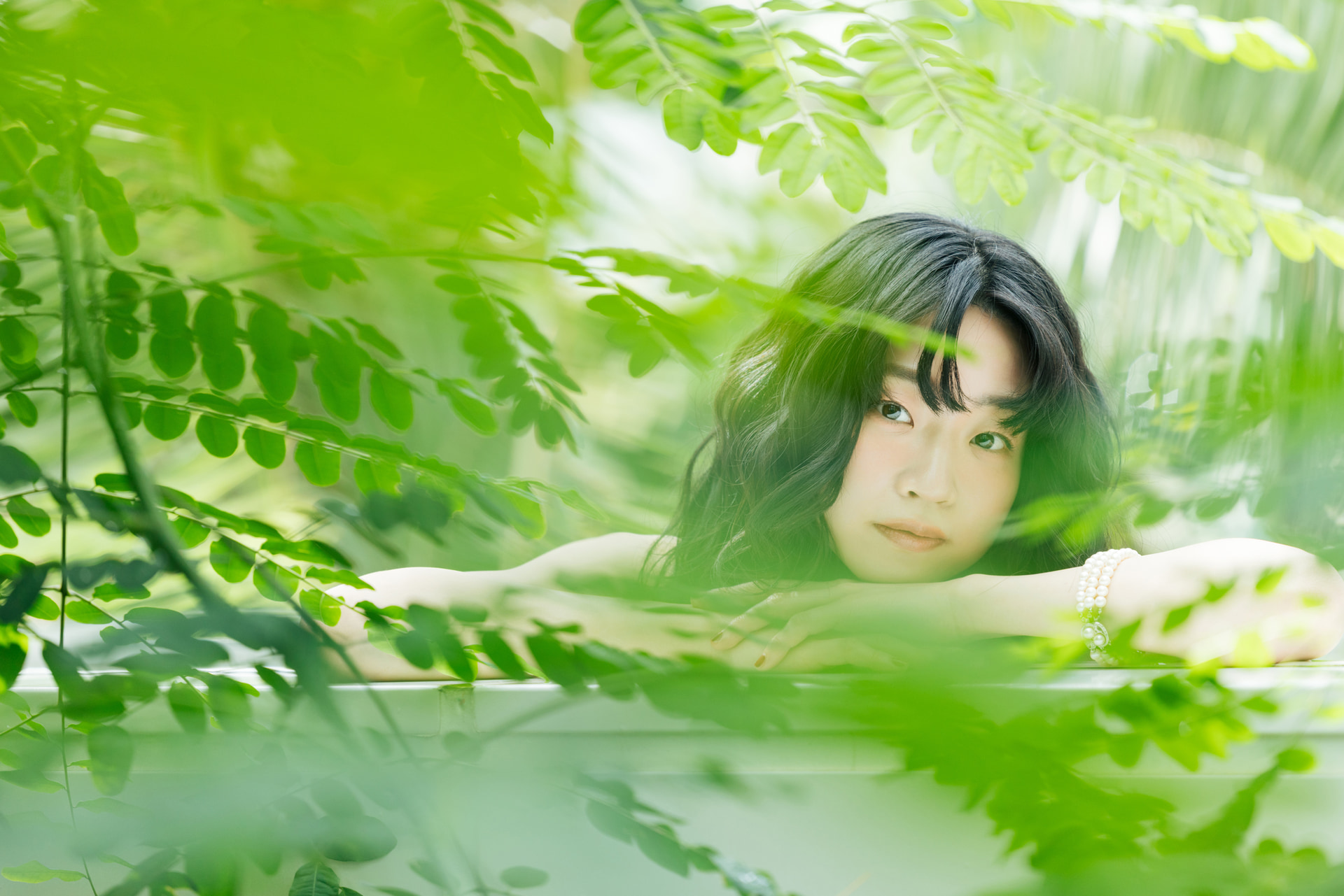 瞳検出を右目優先にして撮影。大口径の望遠レンズが作る大きな前ボケ越しかつ、顔の配分が小さな場合でもしっかり瞳にピントが合っている<br><span class="fnt-85">キヤノン EOS R5 Mark II／RF70-200mm F2.8 L IS USM／200mm／絞り優先AE（F2.8、1/320秒、±0EV）／ISO 160／WB：オート</span>