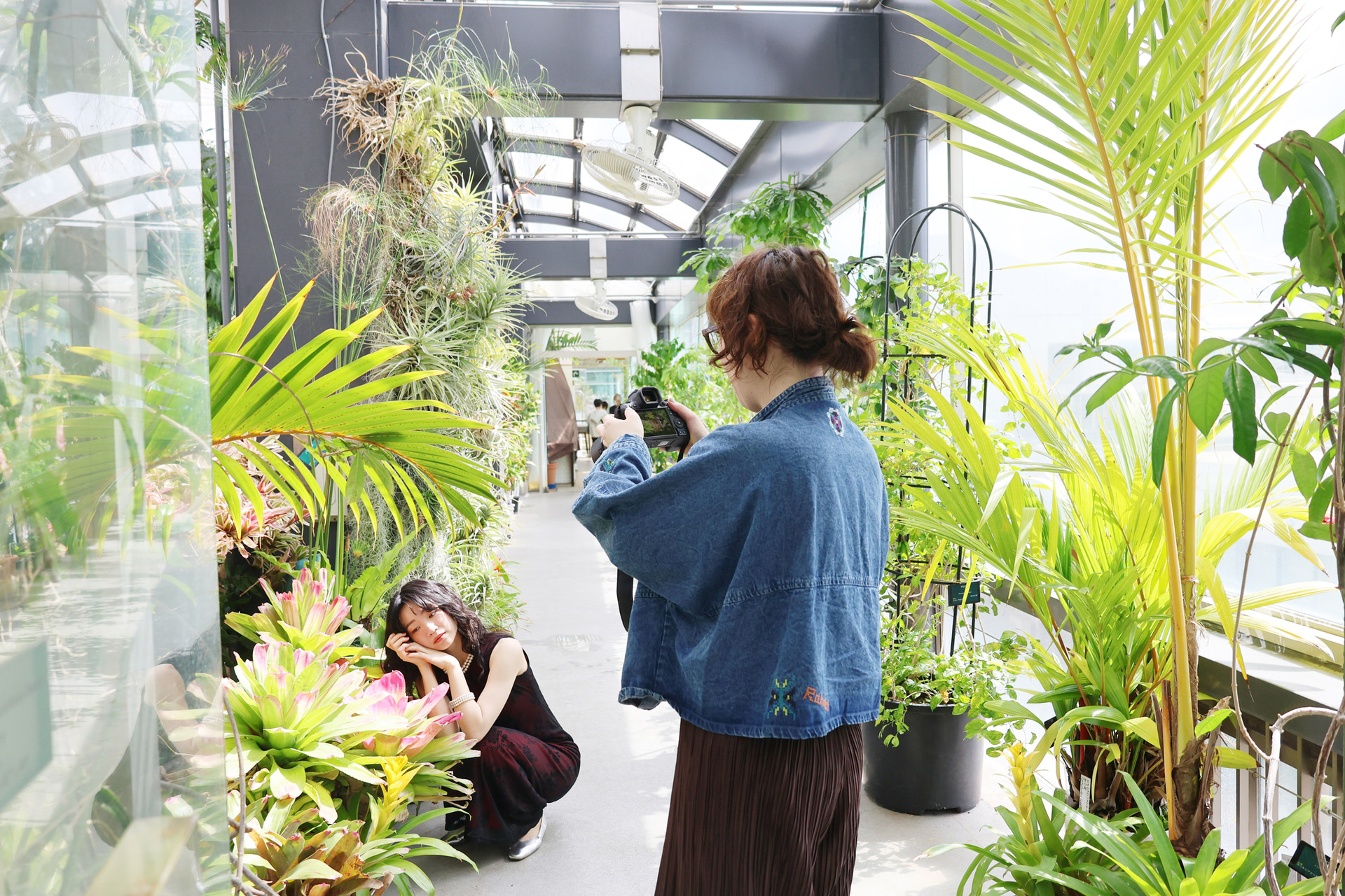 小型・軽量サイズのため、俯瞰したアングルの撮影もスピーディーに行える。モデルへの指示も的確に出せる