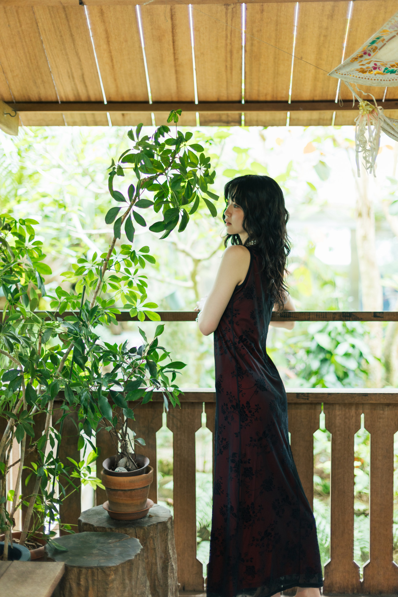 少し引き気味のシルエットでスタイルの良さが分かるように撮影した。F1.4でボケを生かし、アンニュイな雰囲気に。良い意味でゆるさのあるレンズだが、ゆがみは少なく、建造物などもまっすぐ撮影できている。色の再現度も良い<br><span class="fnt-85">キヤノン EOS R5 Mark II／RF45mm F1.2 STM／45mm／絞り優先AE（F1.4、1/160秒、＋1.3EV）／ISO 250／WB：4,300K（B3,0）</span>