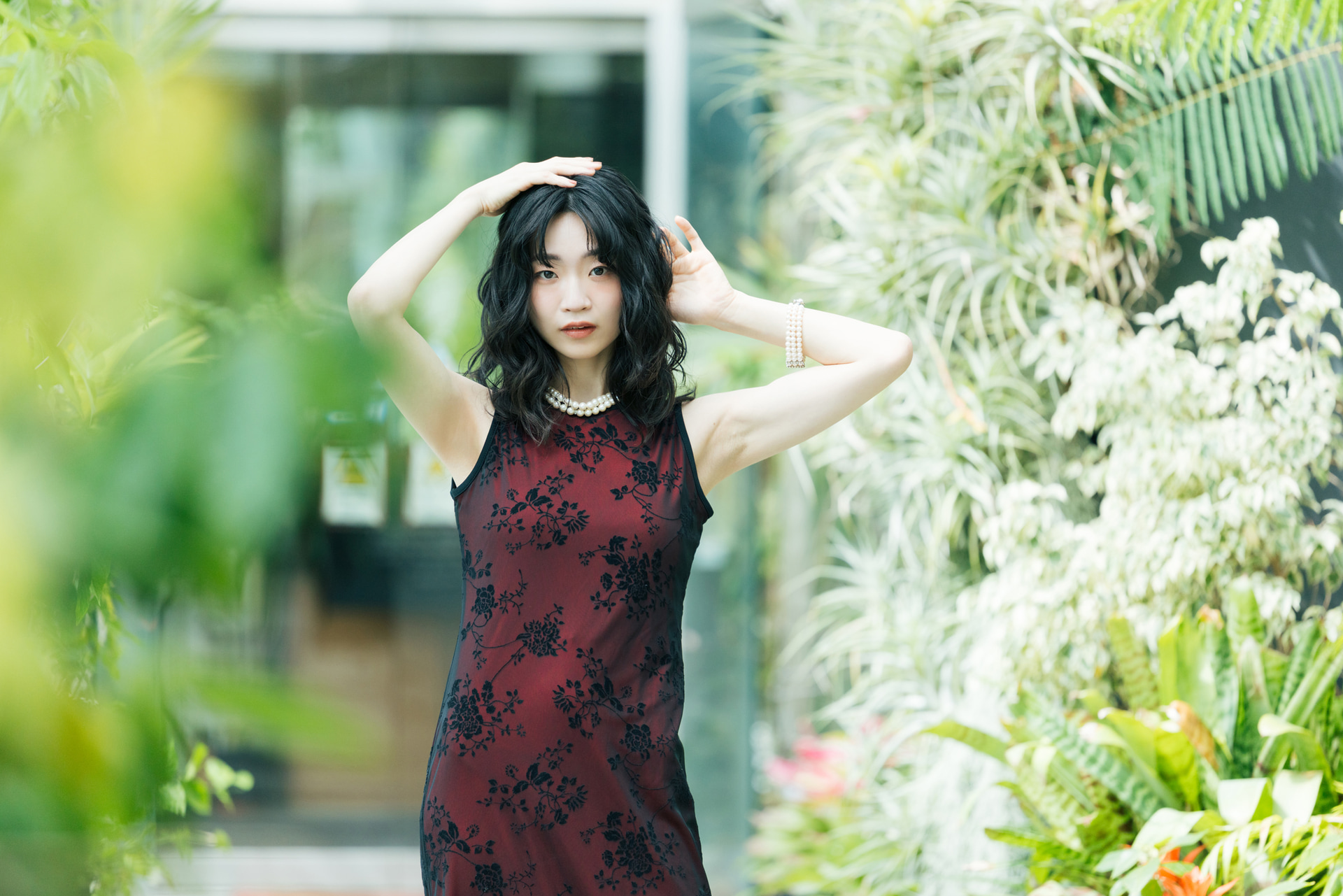 奥行きのある場所でシンプルにモデルを際立たせる構図で撮影した。背後にあるのは自動ドア。大きくぼかすことで、人工物も気にならない。視線をもらうことで、強い意志を感じさせている<br><span class="fnt-85">キヤノン EOS R5 Mark II／RF70-200mm F2.8 L IS USM／200mm／絞り優先AE（F2.8、1/1,250秒、±0EV）／ISO 320／WB：5,200K（B6,G4）</span>