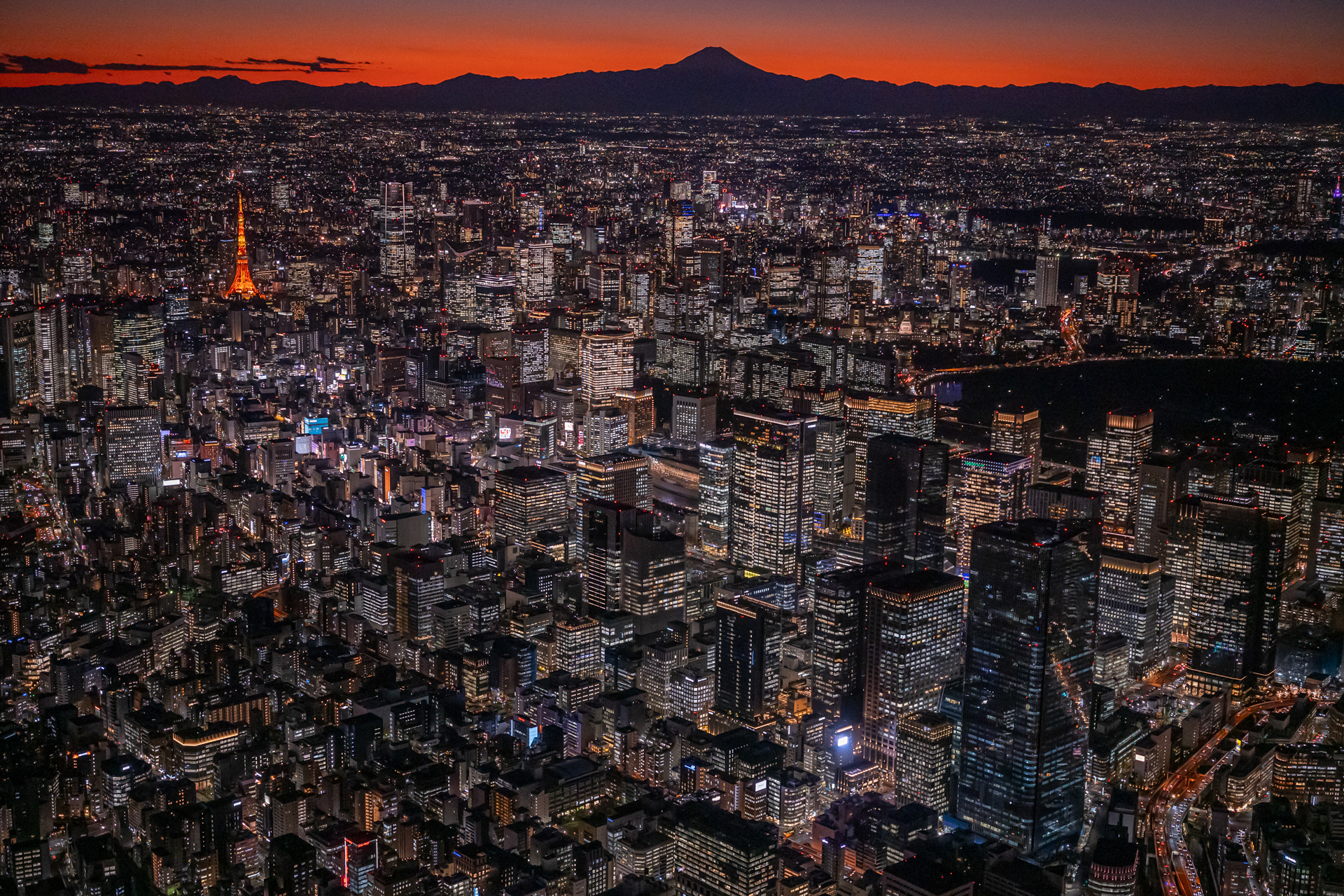 ニコン ZR／5,869×3,913／NIKKOR Z 24-70mm F2.8 S II／43mm／シャッター優先AE（1/200秒、F2.8、±0.0EV）／ISO 4000