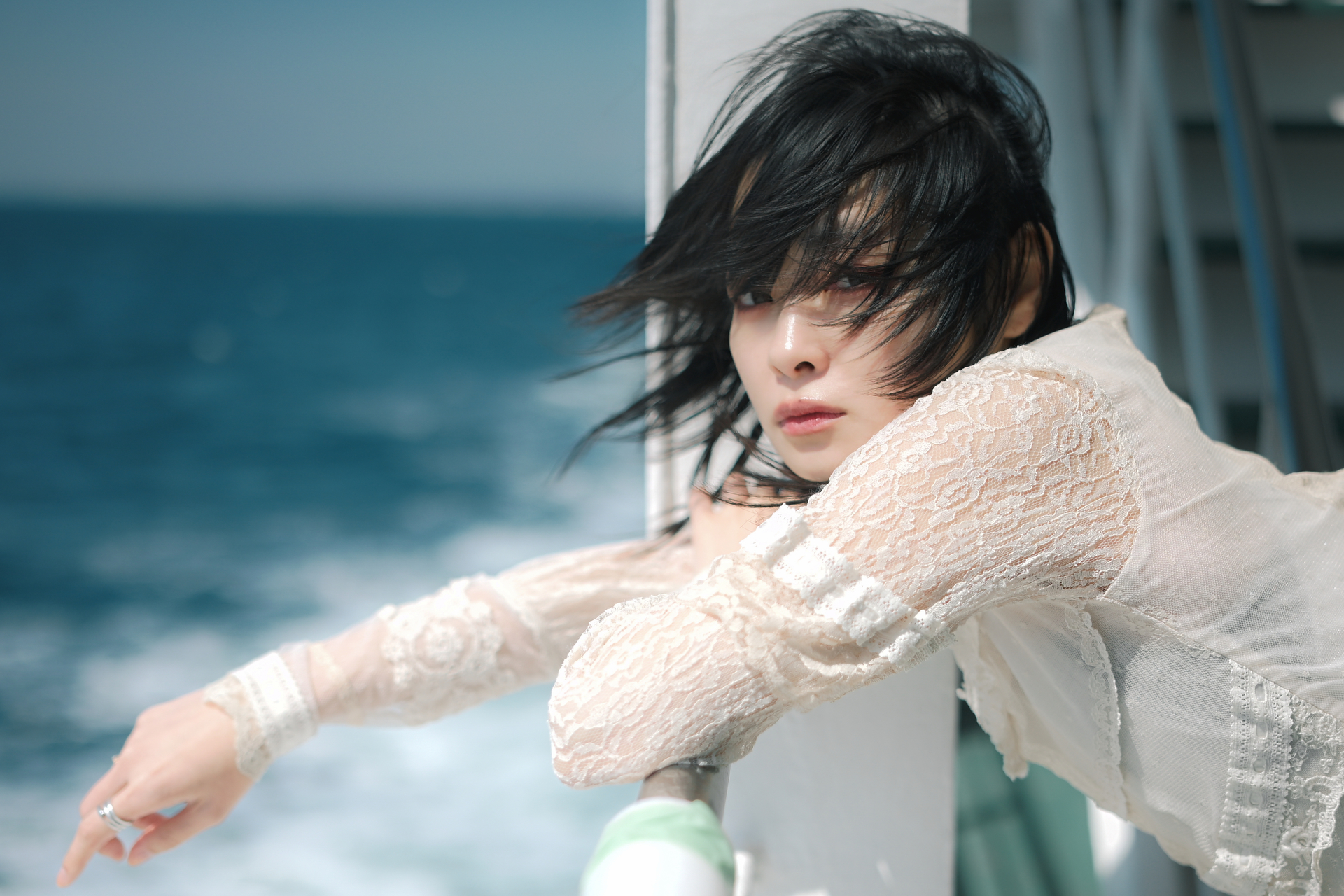 背景の海を開放F値で大きくぼかし、被写体を際立たせる意図で撮影。強い風を生かして髪をなびかせ、躍動感のある写真を目指した。動きのあるシーンだったが、滑らかなフォーカスリングで正確にピントを合わせられた<br><span class="fnt-85">ニコン Z6III／ZEISS Otus ML 1.4/35／35mm／マニュアル露出（1/8000秒、F1.4）／ISO 80</span>