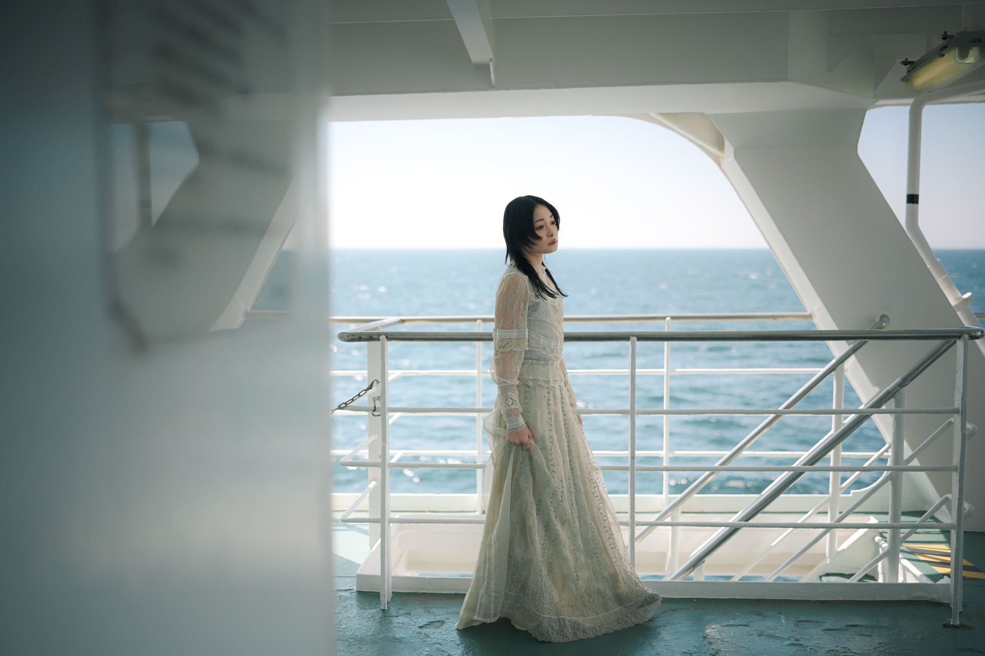 35mmらしく風景と人物の両方を取り入れた。広がりを持たせながら被写体との距離感も自然。手前から奥に滑らかなボケを持ちつつ、ピント面はしっかりとした解像感で描写する<br><span class="fnt-85">ニコン Z6III／ZEISS Otus ML 1.4/35／35mm／マニュアル露出（1/6,400秒、F1.4）／ISO 200</span>