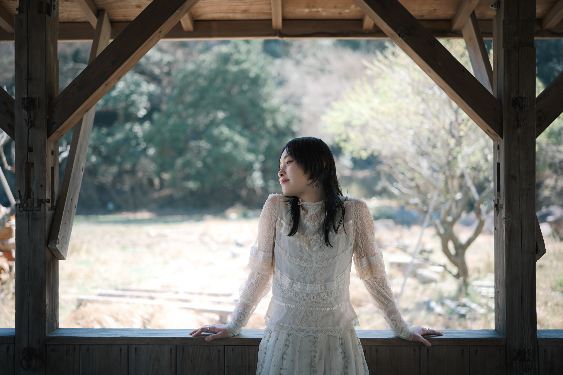 背後の景色が額縁の中の絵のように見えてフレームごと取り入れた。遠景の木々はF1.4の柔らかく美しいボケで描写されて人物を引き立てる。奥行きを感じさせる自然な分離が見事だ<br><span class="fnt-85">ニコン Z6III／ZEISS Otus ML 1.4/35／35mm／マニュアル露出（1/640秒、F1.4）／ISO 100</span>