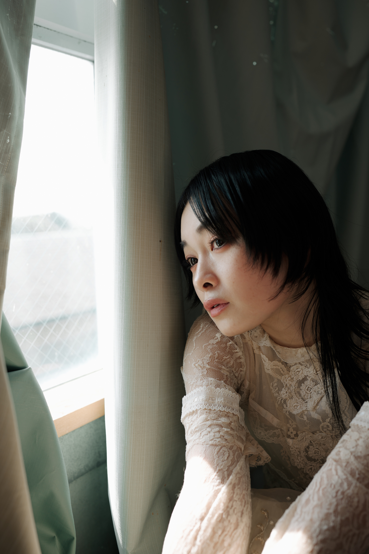 明暗差の強い環境下で、光と影のグラデーションの美しさを活かしたく撮影。窓辺から差し込む光の中で、静けさと自然な表情が生まれる瞬間を捉えた<br><span class="fnt-85">ニコン Z6III／ZEISS Otus ML 1.4/35／35mm／マニュアル露出（1/160秒、F3.2）／ISO 100</span>