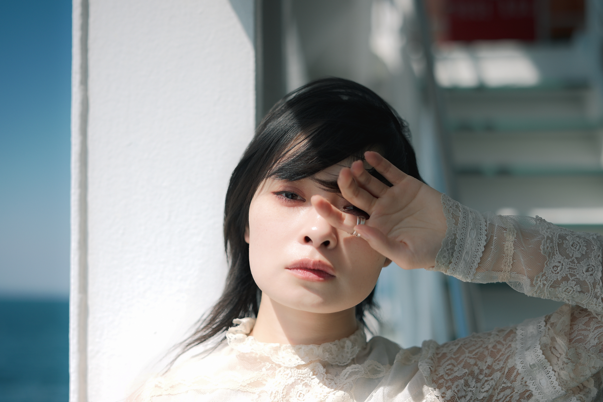 サイド光でモデルの表情やポージングを際立たせた。明暗差のある環境で印象的な光の表現を狙った。強い光でも暗部から明部まで自然につながり、見た目に近い光のバランスになった<br>ニコン Z6III／ZEISS Otus ML 1.4/35／35mm／マニュアル露出（1/8,000秒、F1.4）／ISO 80