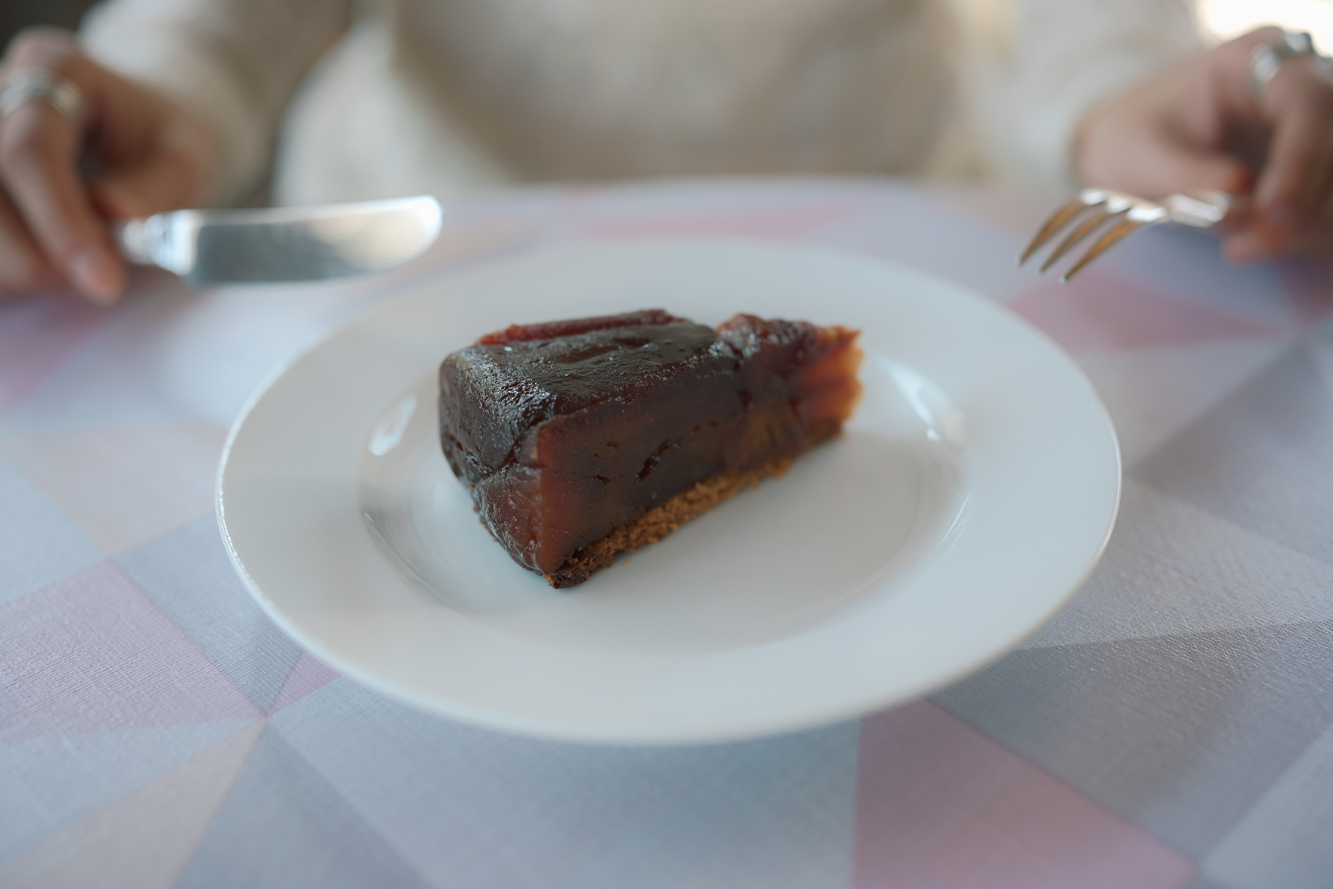 旅の小休憩を表現するため、自然な食事のシーンを切り取った。0.3mまで寄れる特性を生かし、被写体に近づいて撮影。開放絞り付近で背景をぼかしつつ主役の存在感を引き立てた<br><span class="fnt-85">ニコン Z6III／ZEISS Otus ML 1.4/35／35mm／マニュアル露出（1/320秒、F2.2）／ISO 250</span>