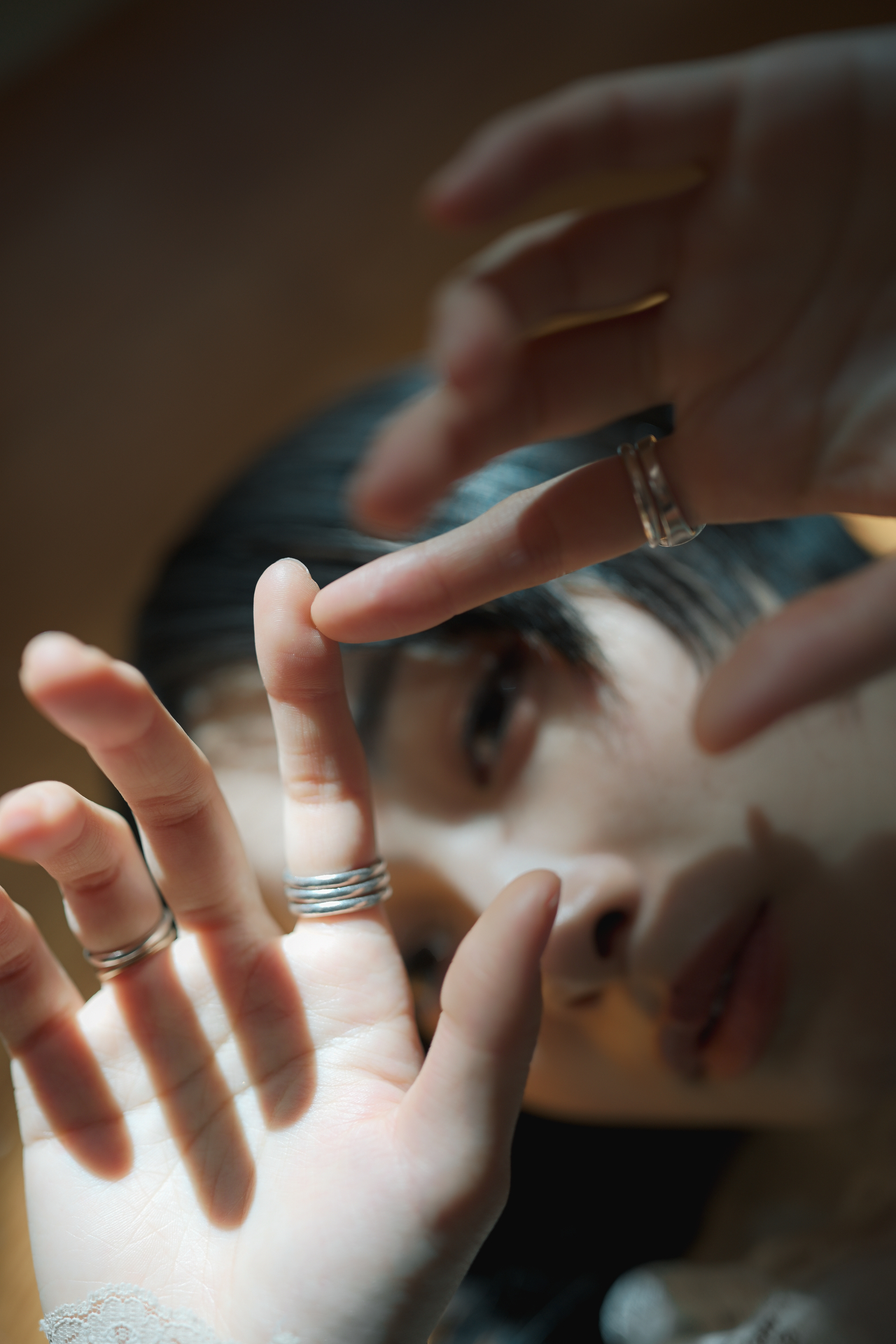 あえて手にピントを合わせて表情をぼかすことで、見る側にその先を想像させる構図を意識した。ピント面は高い解像力でディテールまで描写され、ボケとの対比によって美しく仕上げられた<br><span class="fnt-85">ニコン Z6III／ZEISS Otus ML 1.4/35／35mm／マニュアル露出（1/1,000秒、F1.6）／ISO 160</span>