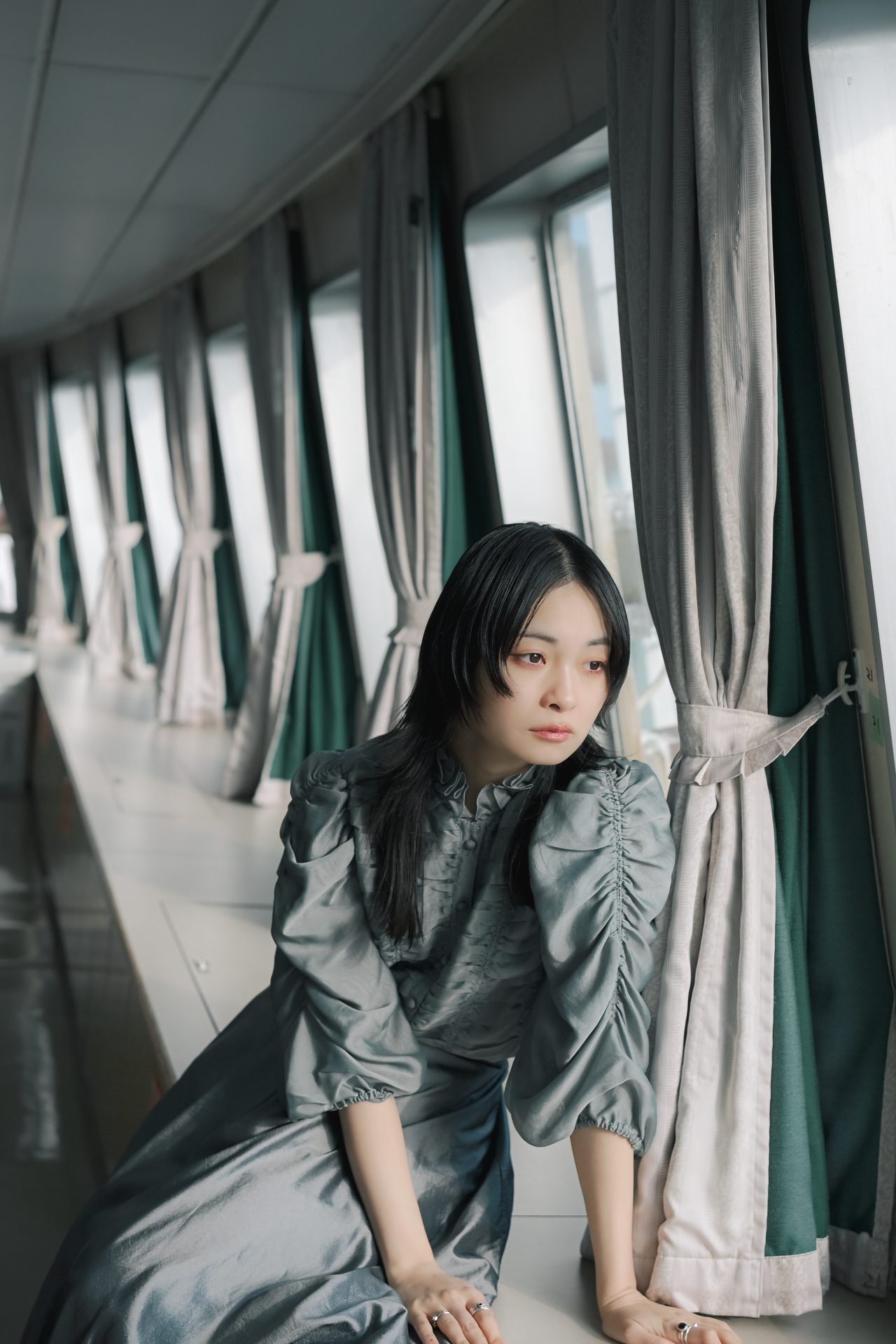 連なるカーテンが生み出す奥行きと、柔らかく回り込む光の雰囲気を写した。奥行きの重なりを自然に描写しつつ、光の階調も滑らかに表現。繊細なトーンの変化まで捉えられている<br><span class="fnt-85">ニコン Z6III／ZEISS Otus ML 1.4/35／35mm／マニュアル露出（1/2,000秒、F2.8）／ISO 400</span>