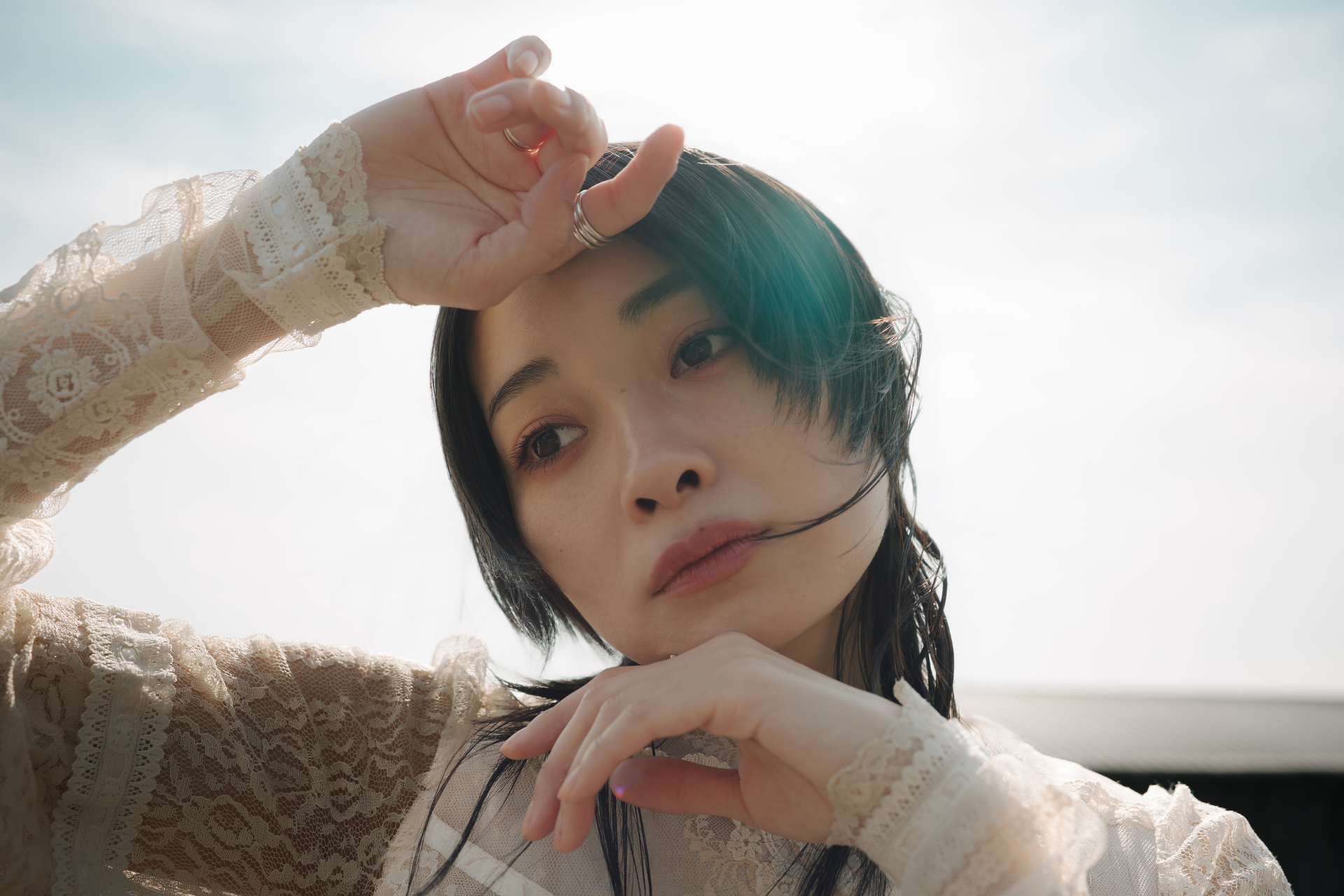 強い逆光の中でもその影響を感じさせない、細やかな描写が印象的だった。光に包まれながらもディテールが保たれ、繊細な表情や空気感まで丁寧に描き出されている<br><span class="fnt-85">ニコン Z6III／ZEISS Otus ML 1.4/35／35mm／マニュアル露出（1/1,250秒、F4）／ISO 160</span>