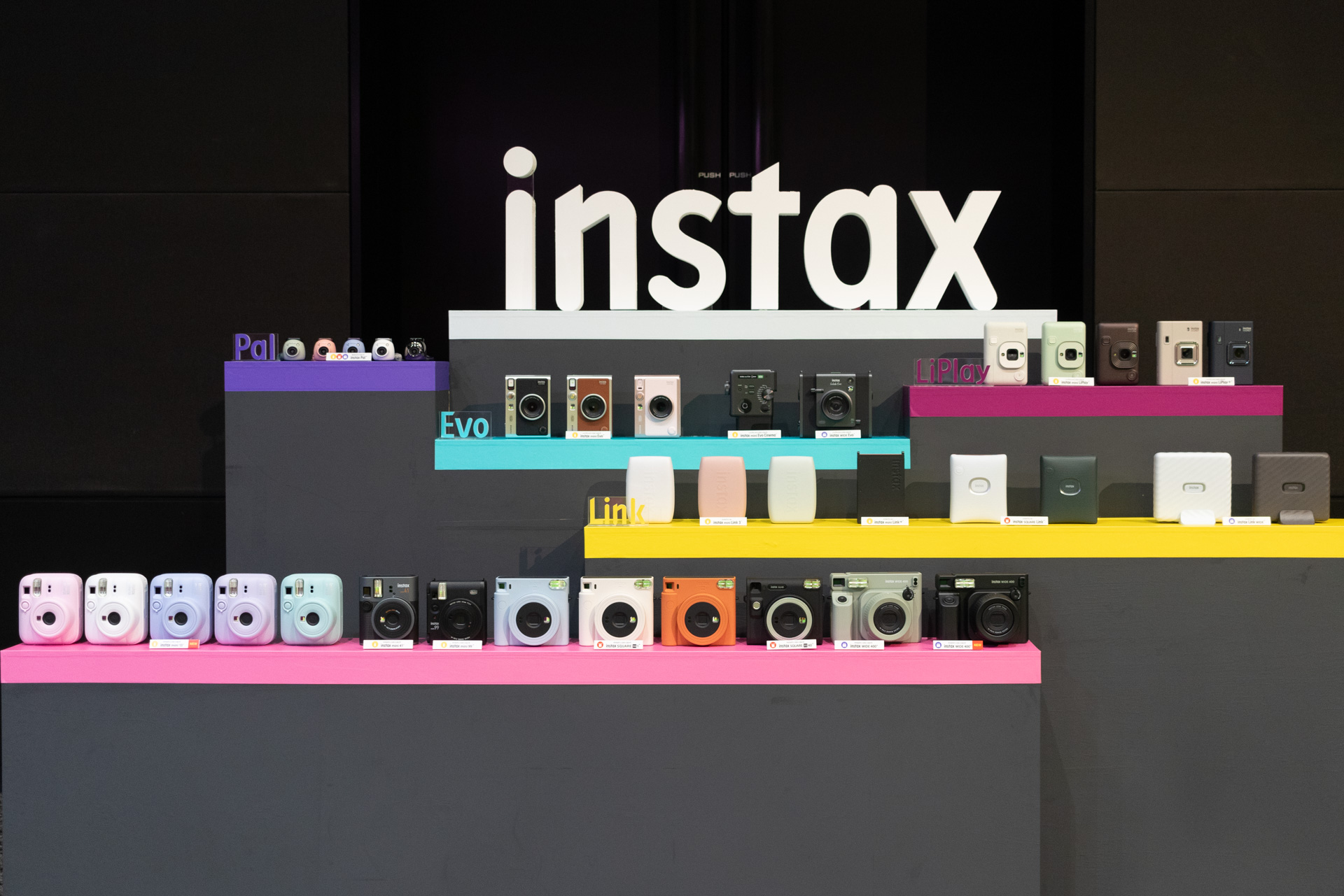 チェキの全機種が並んだ