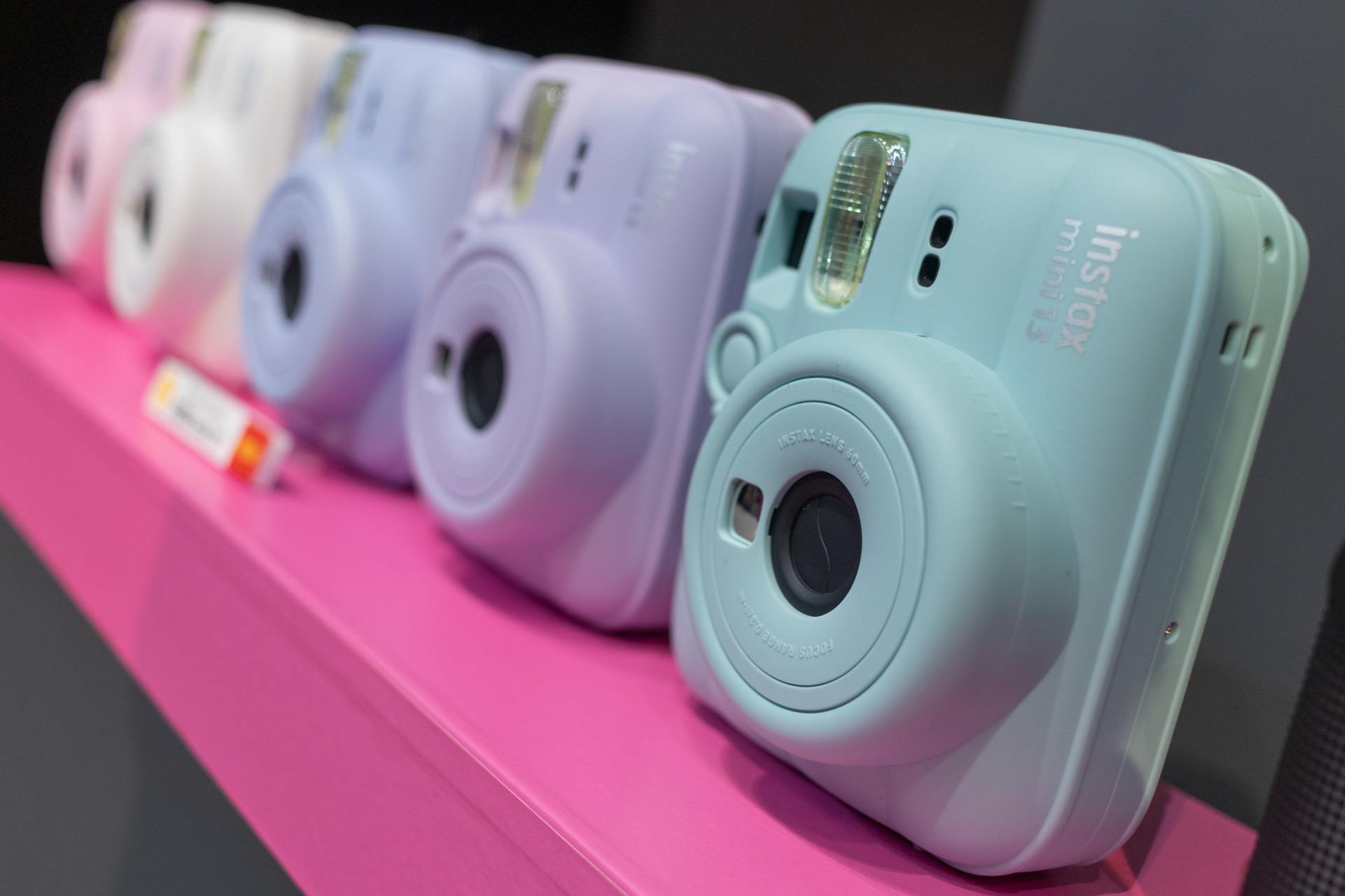 ロゴには光沢感がある