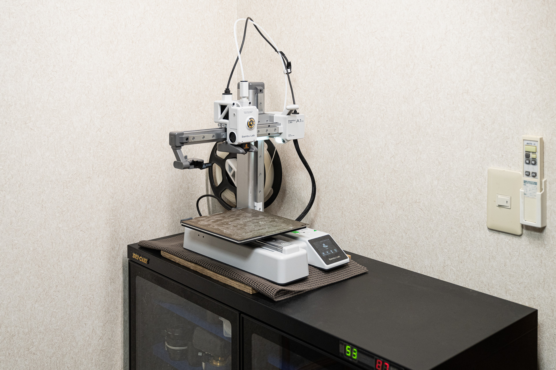 NGな設置例。下のキャビネットごと揺れてしまった