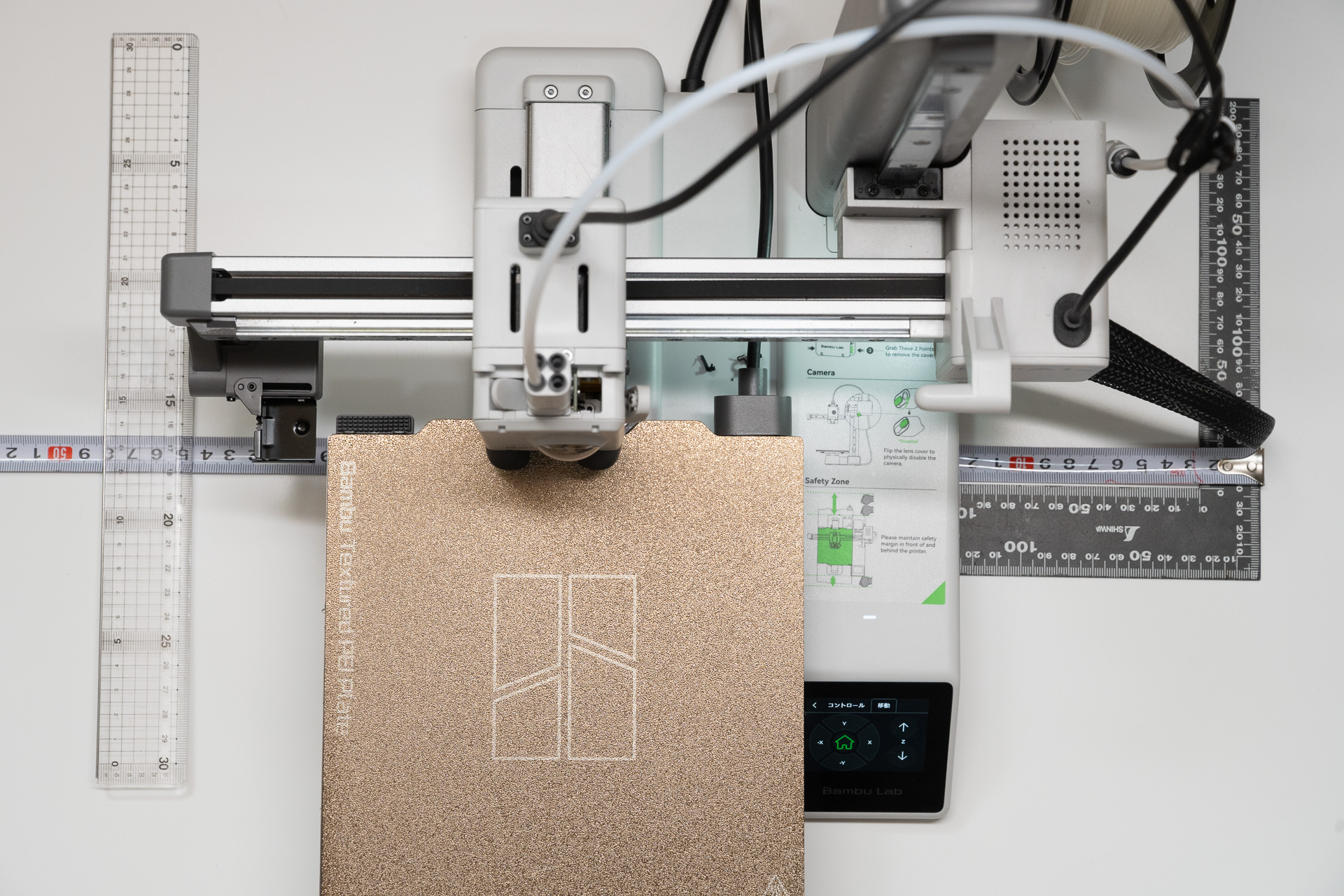 横幅方向には左にレールの張り出し、右にケーブルの張り出しがある