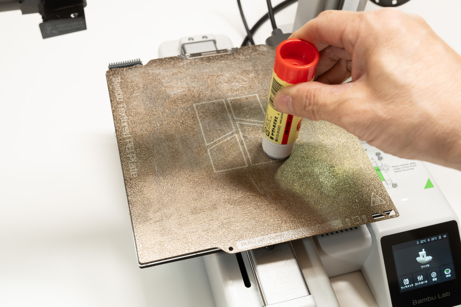 ベーシックなPLA素材のフィラメントを使うときは、スティック糊は本来不要