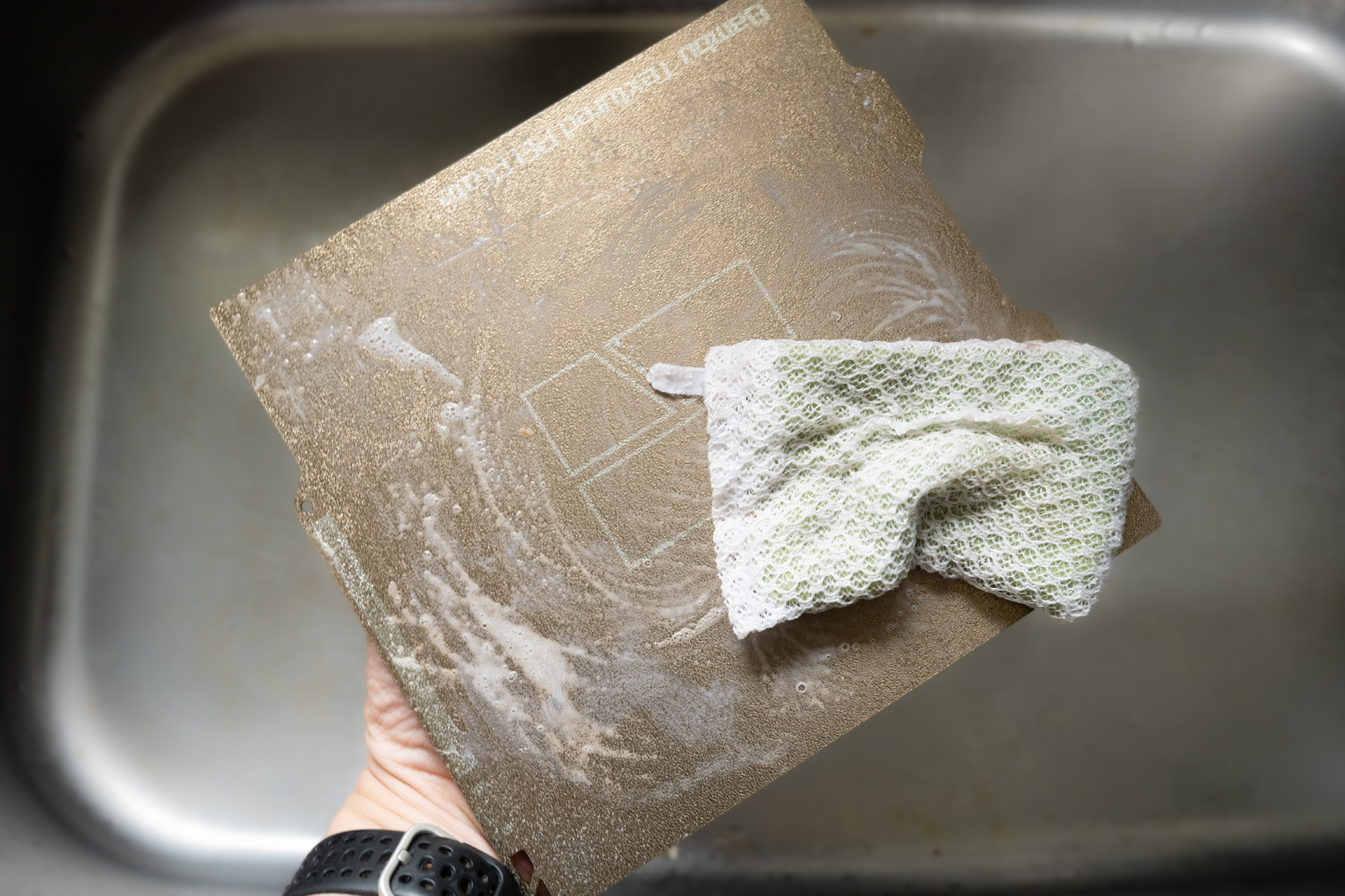 ビルドプレートを中性洗剤とお湯でやさしく洗う