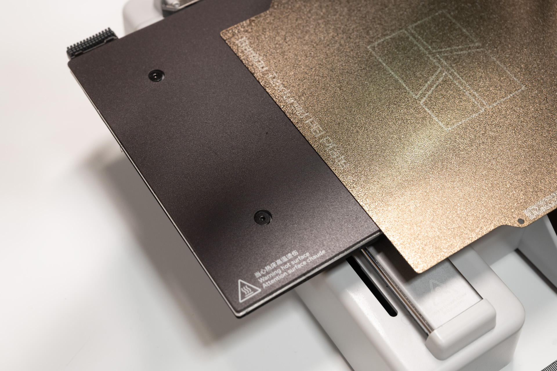 黒い部分がヒートベッド。ビルドプレートは磁石で固定される