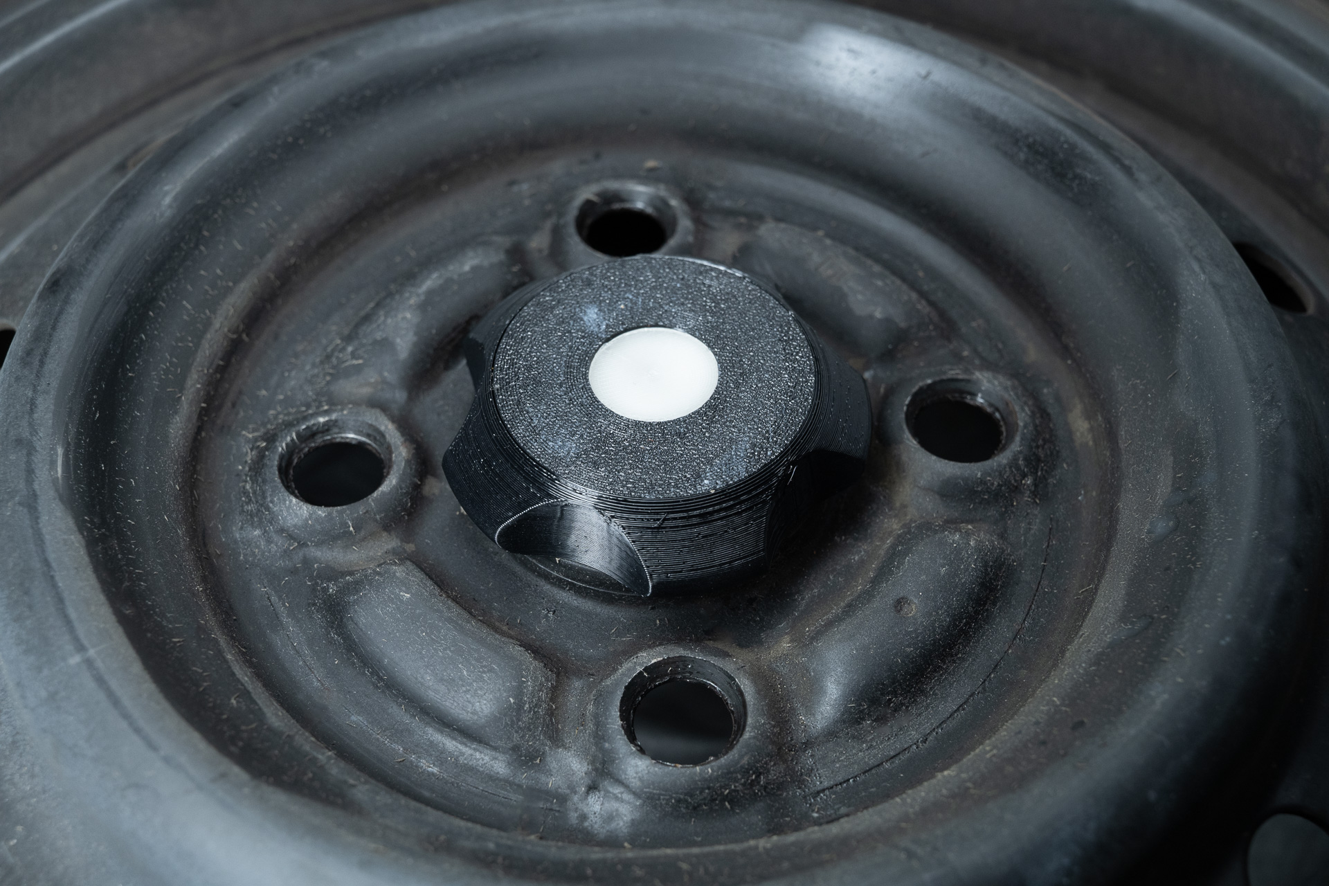 てっちんホイール用のセンターキャップ。裏から大きなネジで止める構造なので不用意に外れることはない