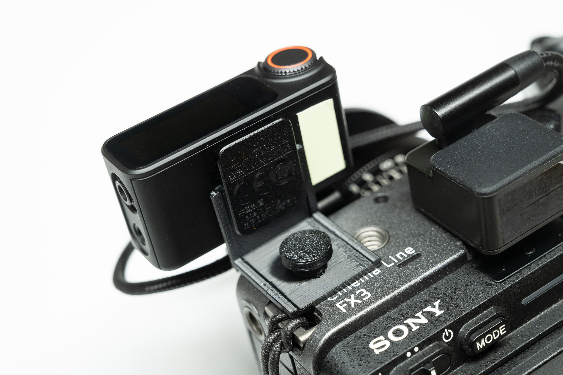 動画撮影用ワイヤレスマイクレシーバーの取り付けリグ。純正の取り付け方だと強度に不安な部分があったので製作。ネジもプリントした