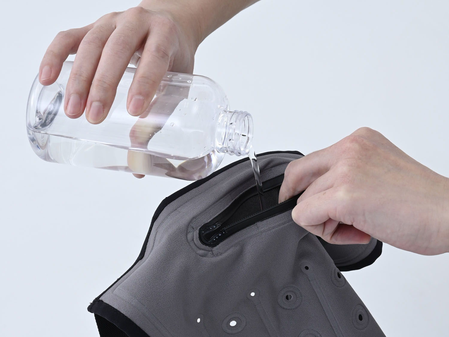 水を注いで内部に水を浸透させる