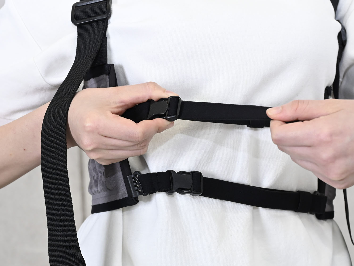 ハーネスで着用サイズの調整が可能