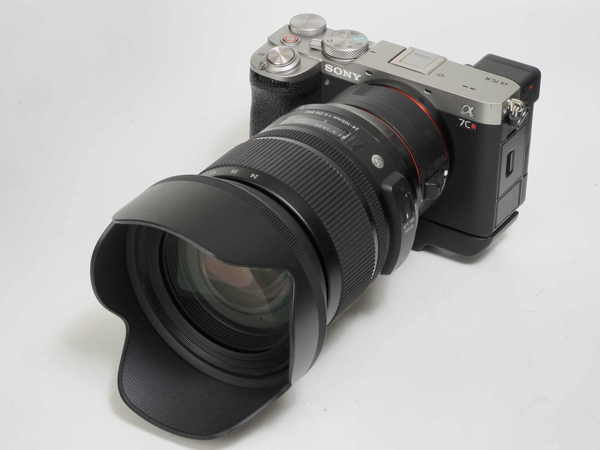 同梱の花形フードを装着してみます。プラスチック製でデザインもよくてしっかりしておりますが、脱着を繰り返すと間違いなく削れてガタついちゃいますから、筆者はこのまま収納します、邪魔だぜ。