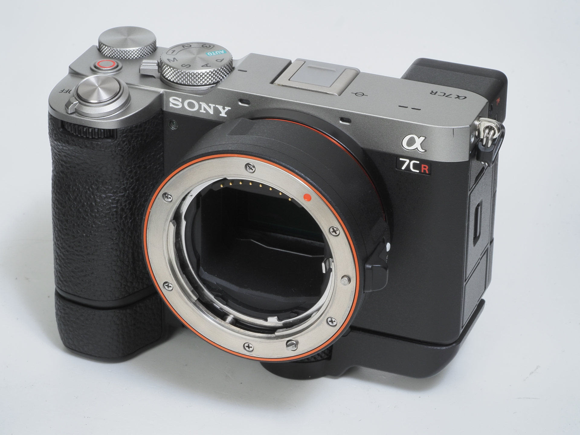 LA-EA5を装着したα7CR。Aマウント沼にようこそ。まさに「魔環」ですね。5時方向にAF連動カプラーがあるだけで2杯飲めます。ニコンのFTZ作った人〜見てますか？ あ、本レンズでカプラーは使いません（笑）。