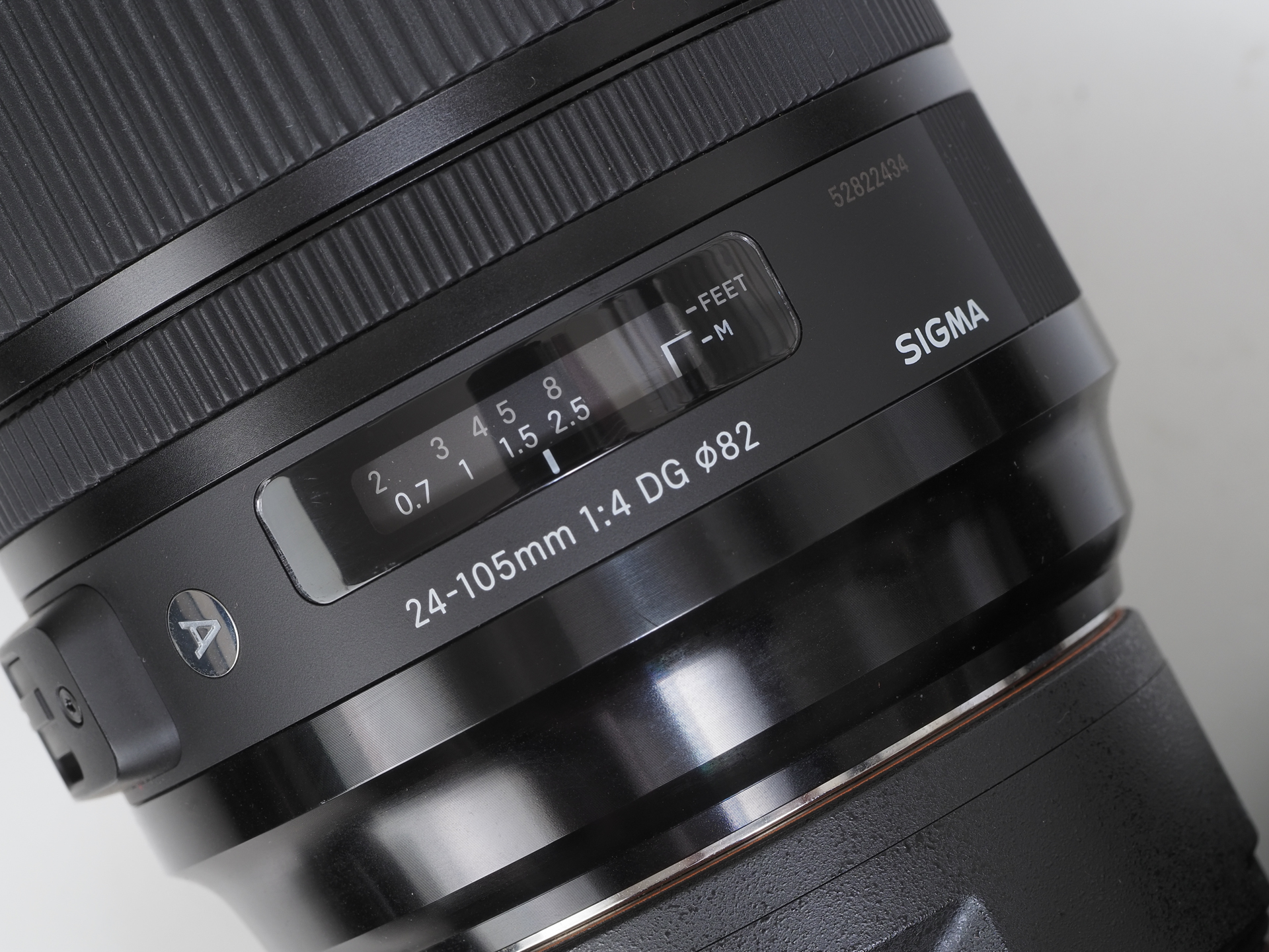 一眼レフ用のレンズですから距離指標あります。このため鏡筒に土管の雰囲気はありませんぜ。いいですよね、AF動作が肉眼で確認できるのは。これだけで3杯飲めます。