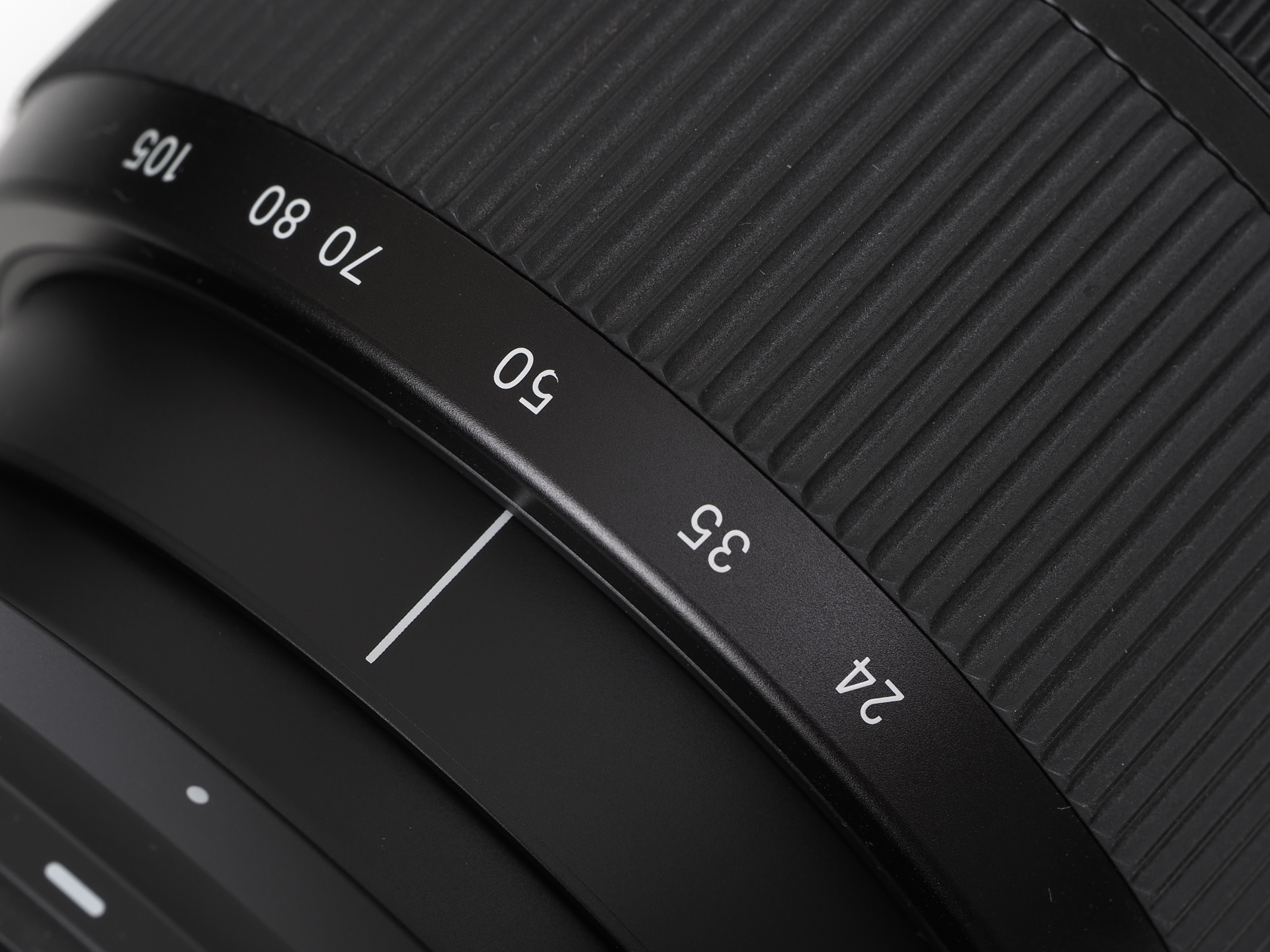 焦点距離指標がレンズ先端近くにあるのは少し変です。それはいいとして、指標がプリントですから使用しているうちに削れてきております。近いうちに「50」の文字が消えそうです。エングレーブお願いします。