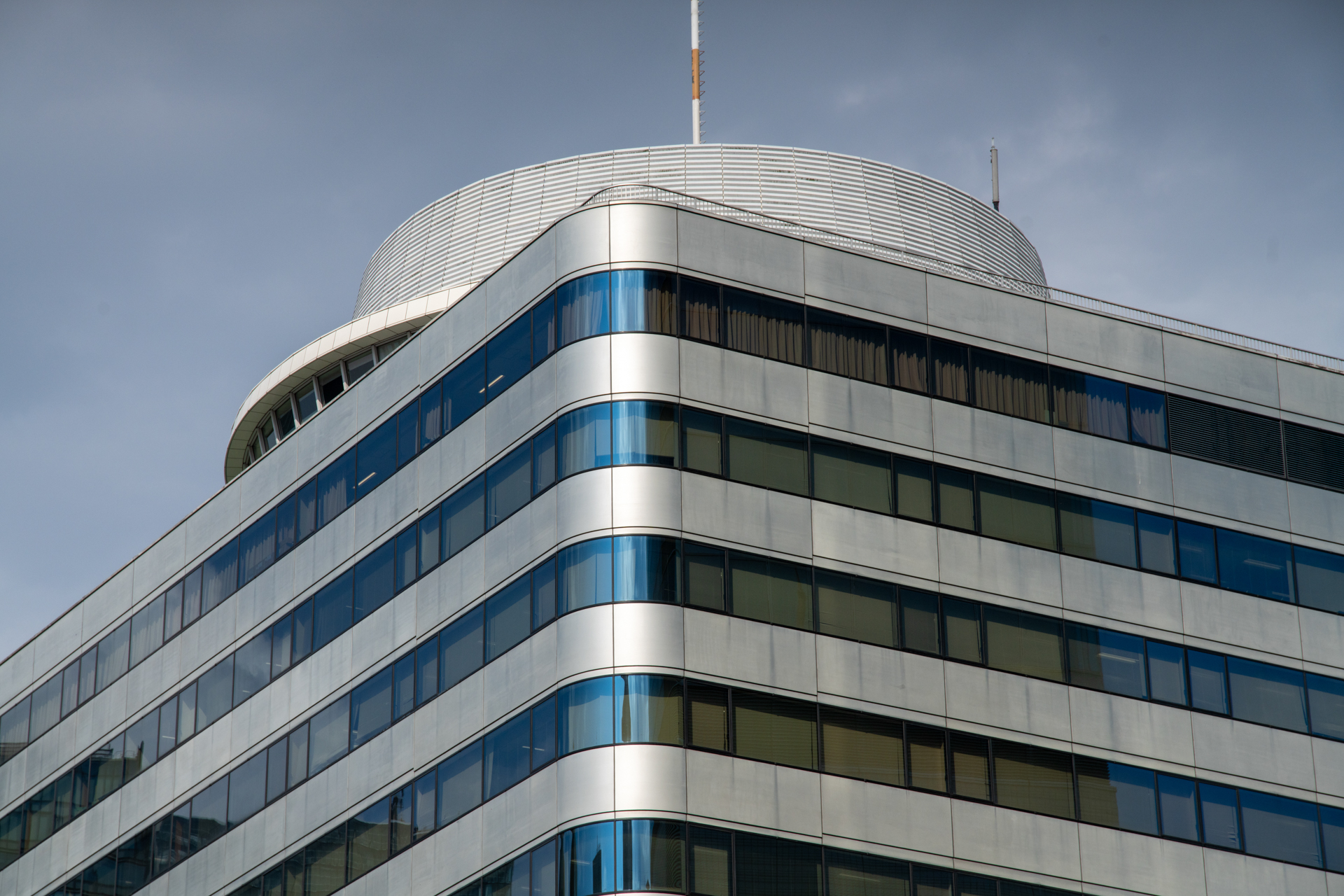 昭和感のあるビルも少なくなってきましたから撮影するなら今のうちですね。なんだか規格外の仕様みたいな感じがします。グレートーンとハイライトが綺麗です。<br><span class="fnt-85">ソニーα7CR／Sigma 24-105mm F4 DG OS HSM｜Art／105mm／絞り優先（1/2,500秒、F8、−0.7EV）／ISO 400</span>