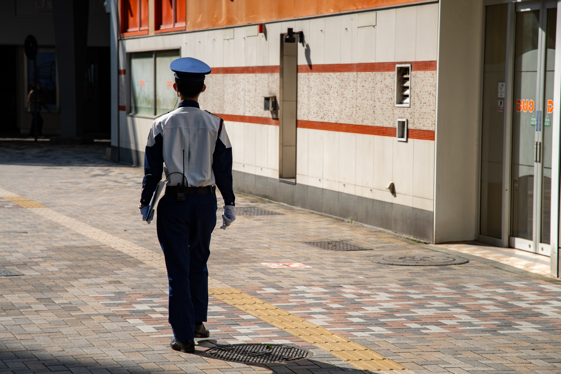すっと背筋が伸びたさまが美しいですね。最近、望遠系のスナップが好きになってきております。シャドーの描写もいいですね。<br><span class="fnt-85">ソニーα7CR／Sigma 24-105mm F4 DG OS HSM｜Art／105mm／絞り優先（1/1,250秒、F8、−0.7EV）／ISO 400</span>