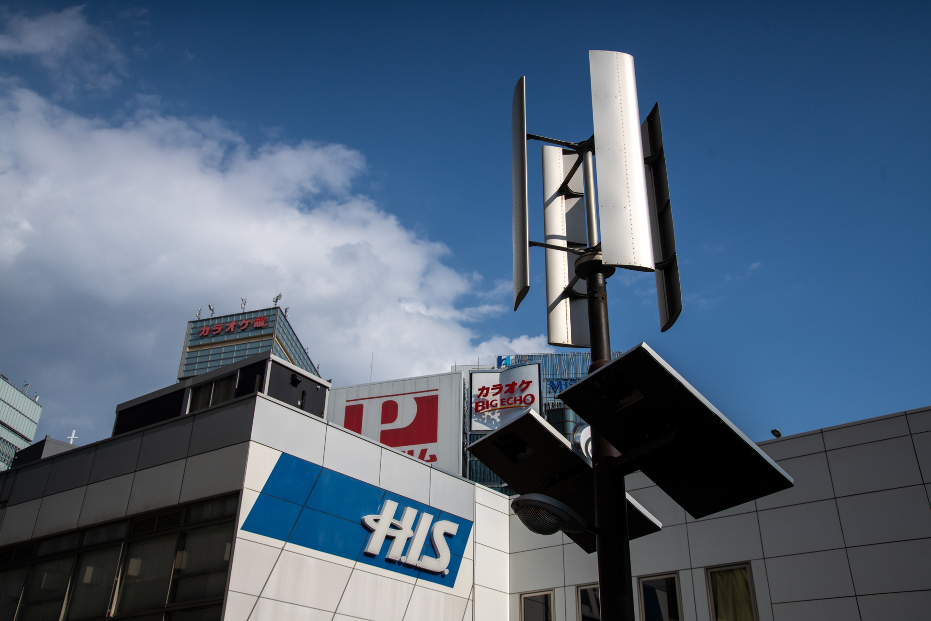 銀座で。これもよくわからない物体でした。謎なのでとりあえず撮影しておきます。金属皮質を描写するのに優れているレンズなのかもしれません。<br><span class="fnt-85">ソニーα7CR／Sigma 24-105mm F4 DG OS HSM｜Art／35mm／絞り優先（1/2,500秒、F8、−0.7EV）／ISO 400</span>