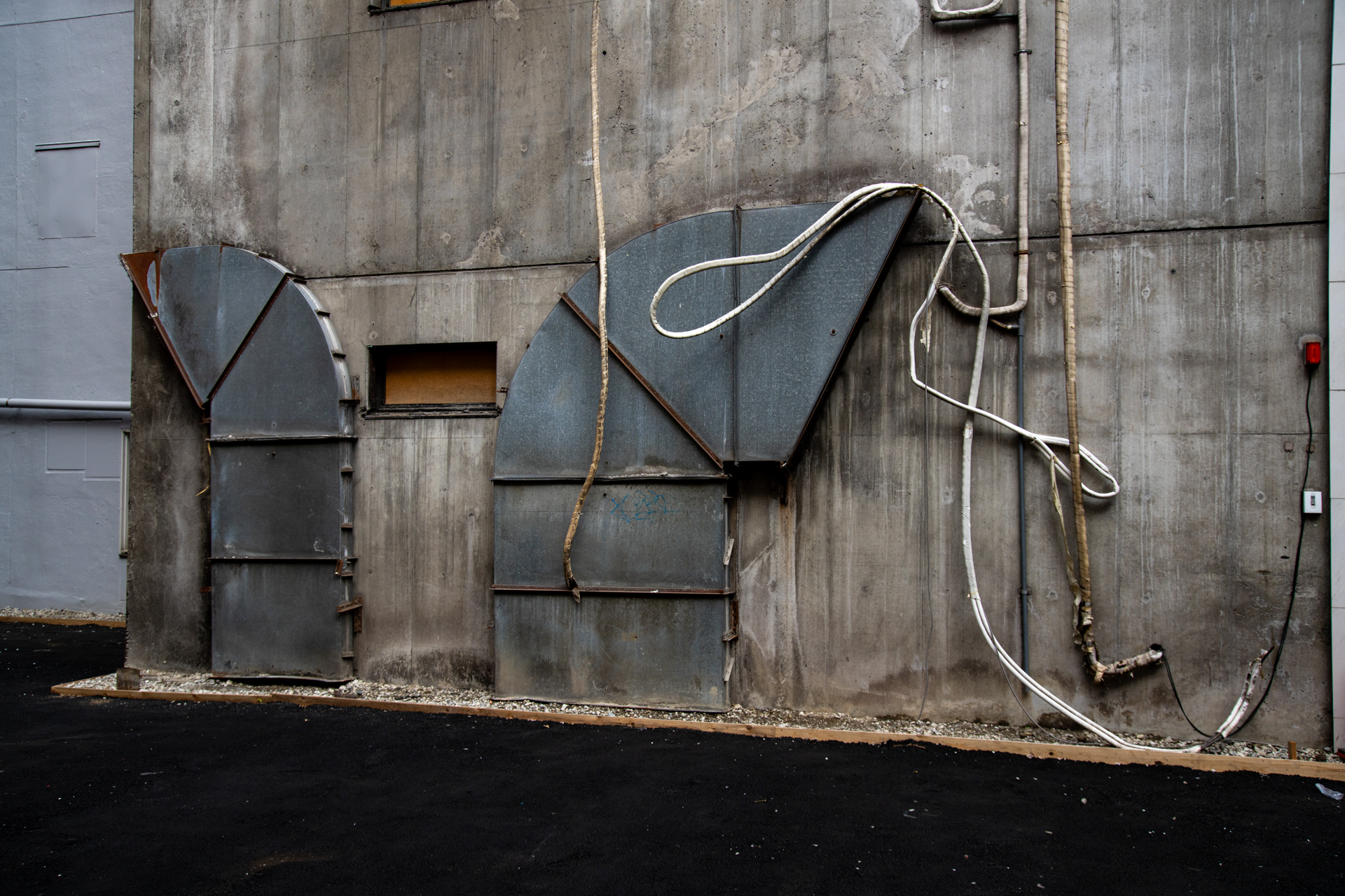 都市の再開発で建物がなくなると隣の建物の壁が何十年かぶりに露わになって、見てはいけないものをみる感じになり。これは撮影せずにいられなくなり。光の鈍い条件ですが、力のある描写です。<br><span class="fnt-85">ソニーα7CR／Sigma 24-105mm F4 DG OS HSM｜Art／35mm／絞り優先（1/500秒、F5.6、−0.7EV）／ISO 400</span>