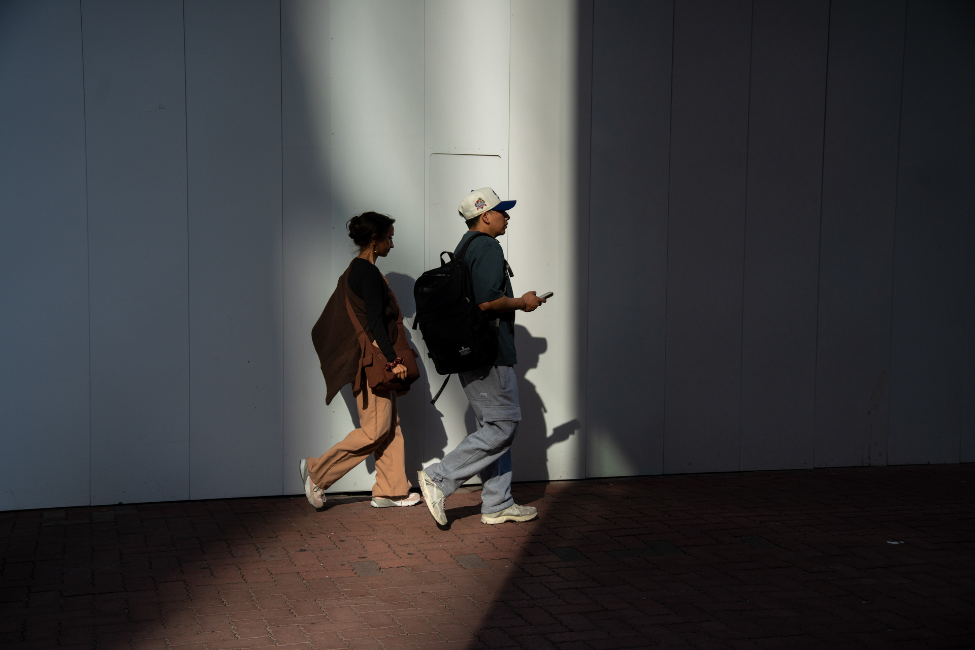 都市では建物の間から差すスリット光が面白かったり。とっさの撮影ですが、年寄りの瞬発力なら、カメラもレンズも十分についてくるという印象を持ちました。<br><span class="fnt-85">ソニーα7CR／Sigma 24-105mm F4 DG OS HSM｜Art／50mm／絞り優先（1/1,250秒、F5、−0.7EV）／ISO 400</span>