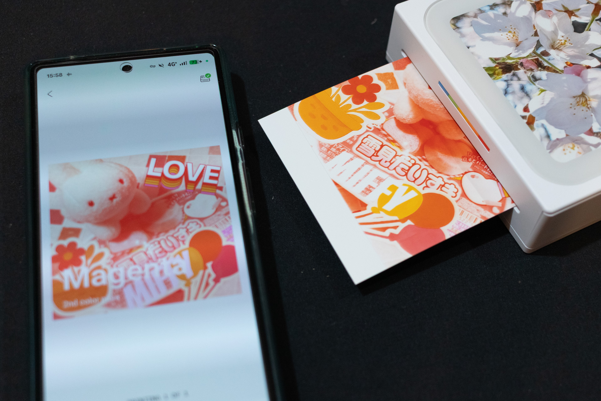プリント中はアプリの画面にも同じ色の写真が出る演出も
