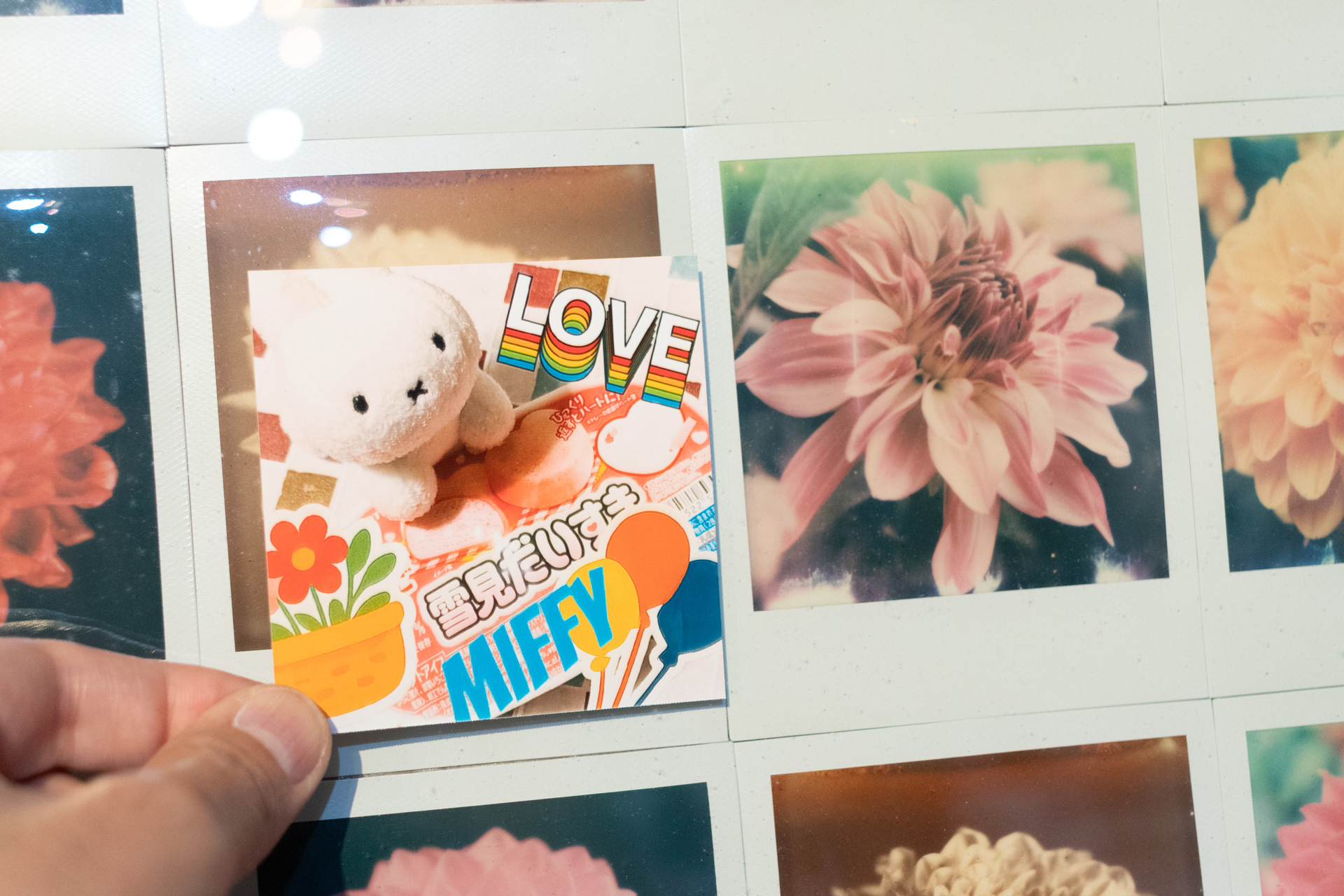 プリント部分のサイズはSX-70のプリント（後ろ）とほぼ同じ大きさ