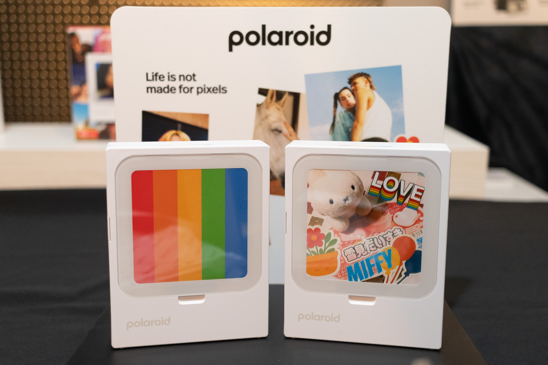 本体を立てるとフォトスタンドになる