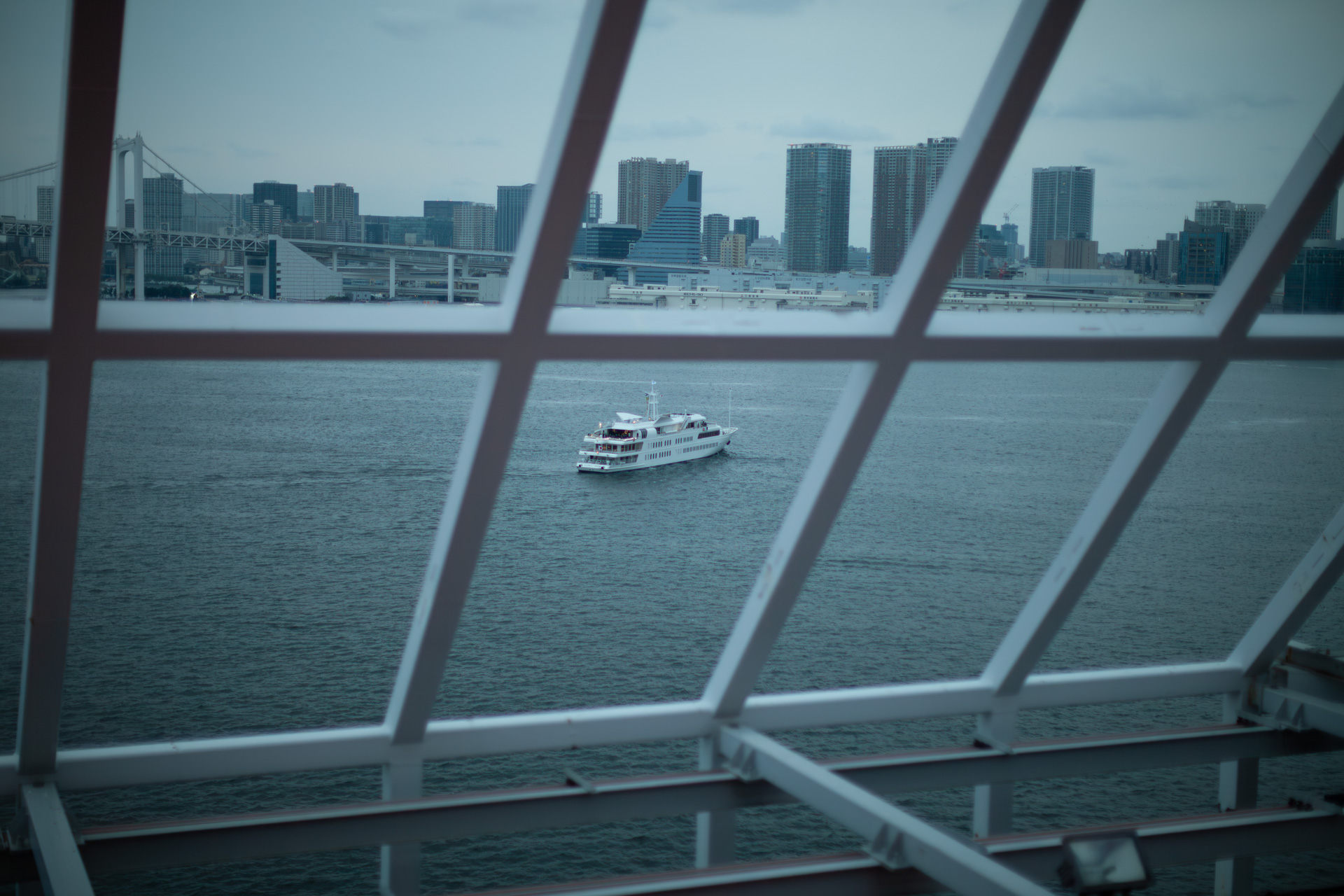 格安大口径レンズとして話題になっているRF45mm F1.2 STMの”元ネタ”となったレンズで。少々柔らかめの描写や大きめの周辺減光には独特の味わいがありますね。いまはなき晴海の旧客船ターミナル展望台から撮影した1枚です<br><span class="fnt-85">EOS 5D Mark II／EF50mm F1.2L USM／50mm／絞り優先AE（1/1,000秒、F1.2、-1EV）／ISO 100</span>