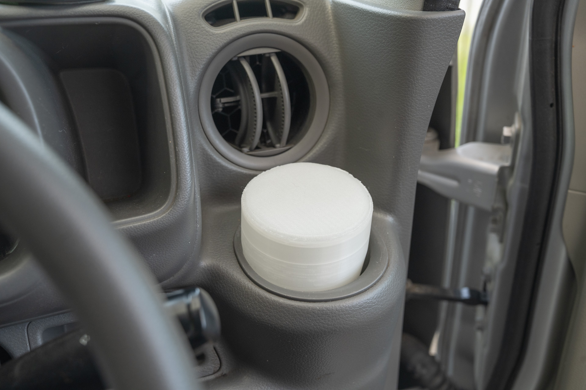 完成した小物入れ。蓄光素材なので夜間に光るのもポイントです