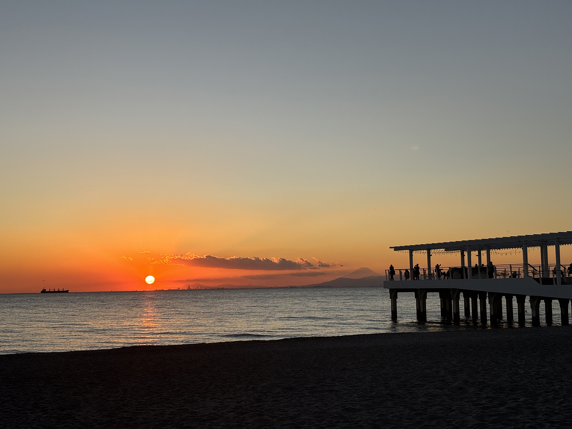 稲毛海浜公園の浜辺から望む夕日