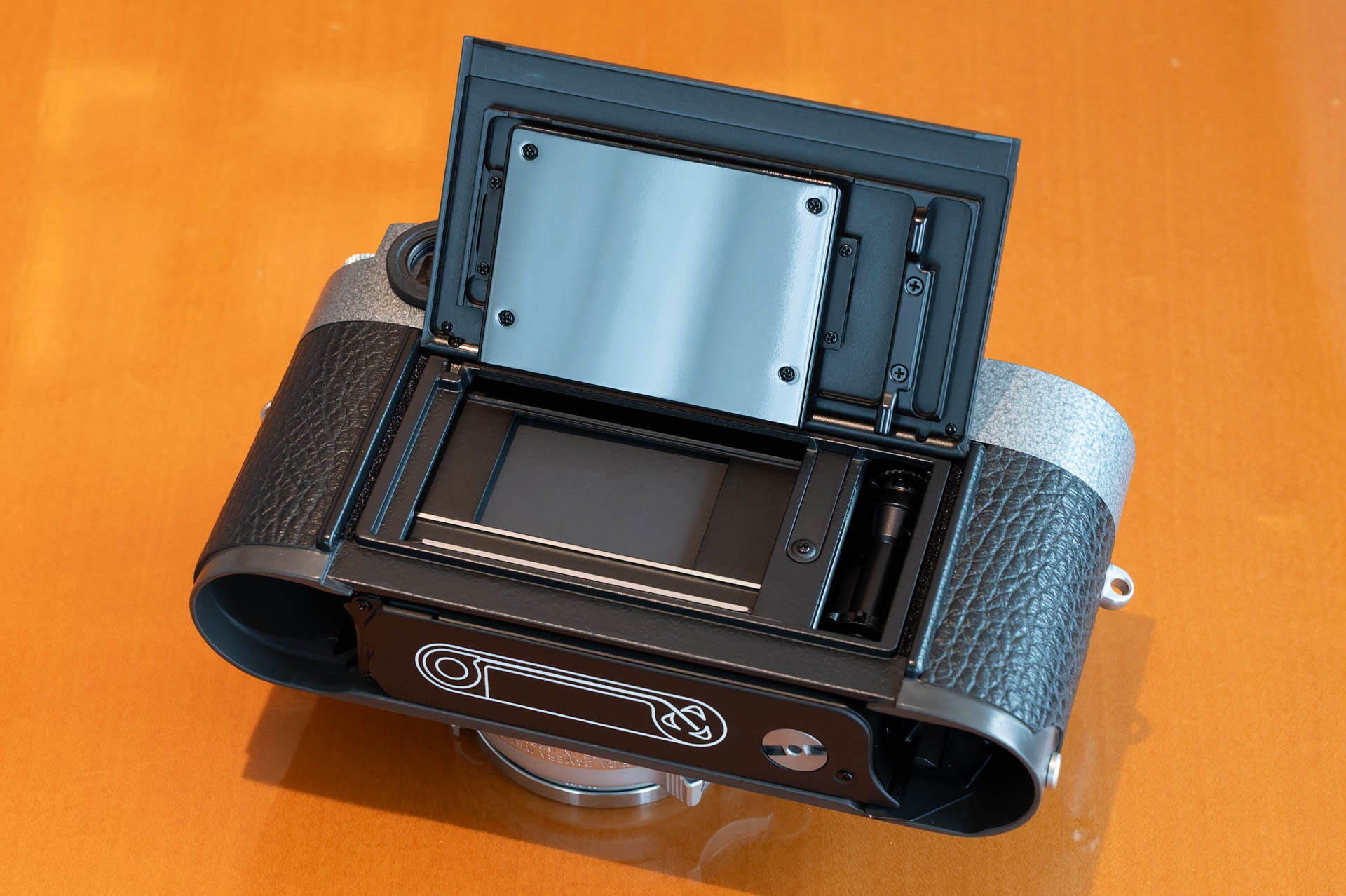 背面のISO感度ダイヤルはメモ用で、ライカMPのように露出計との連動機構はない