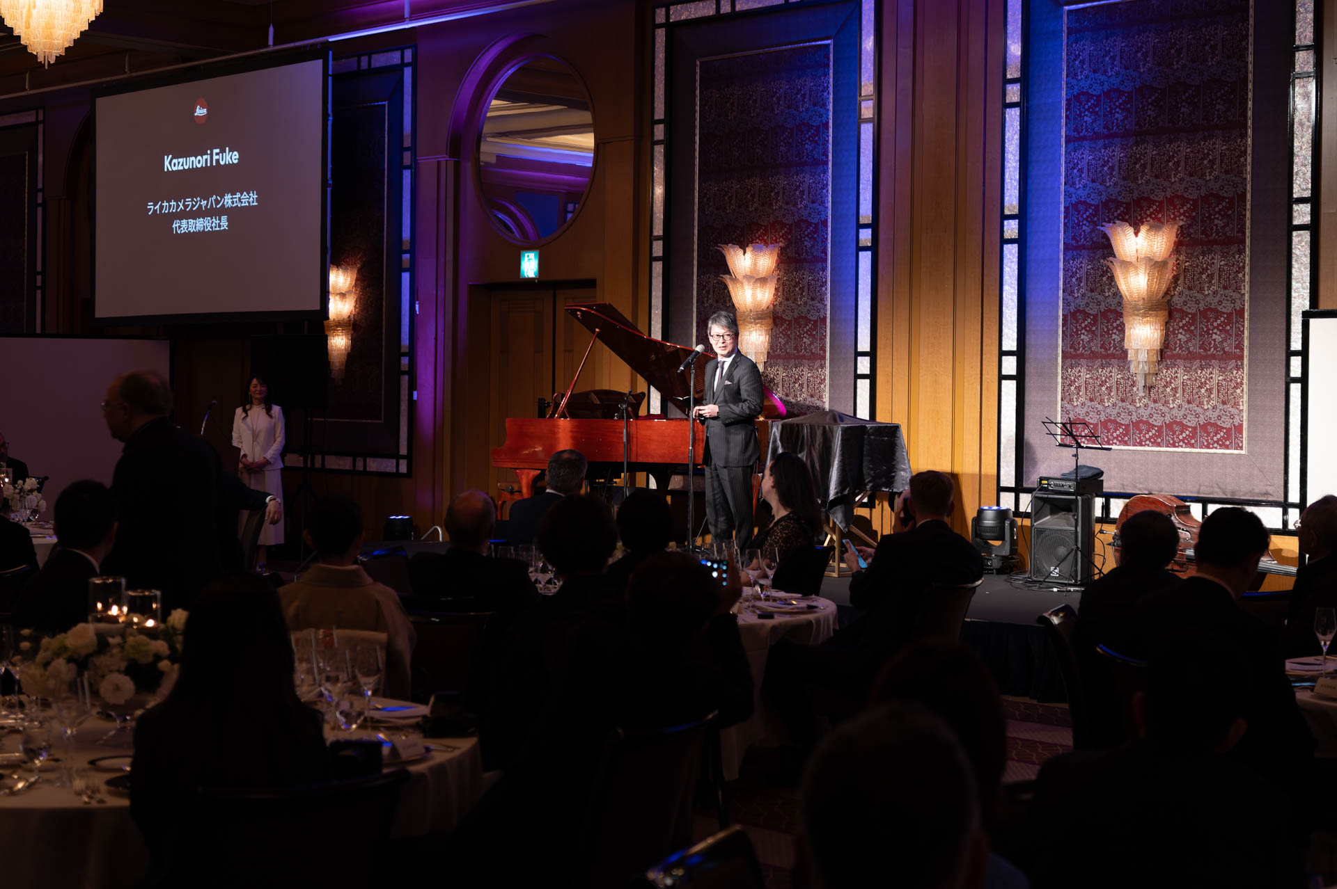 ライカカメラジャパン株式会社 代表取締役社長の福家一哲氏。既存のカメラ販売店と異なる価値をどのように生み出すかの模索から始まったことを振り返り、今では国内12店舗の直営店を軸にライカの輪が広がっていると感謝を述べた