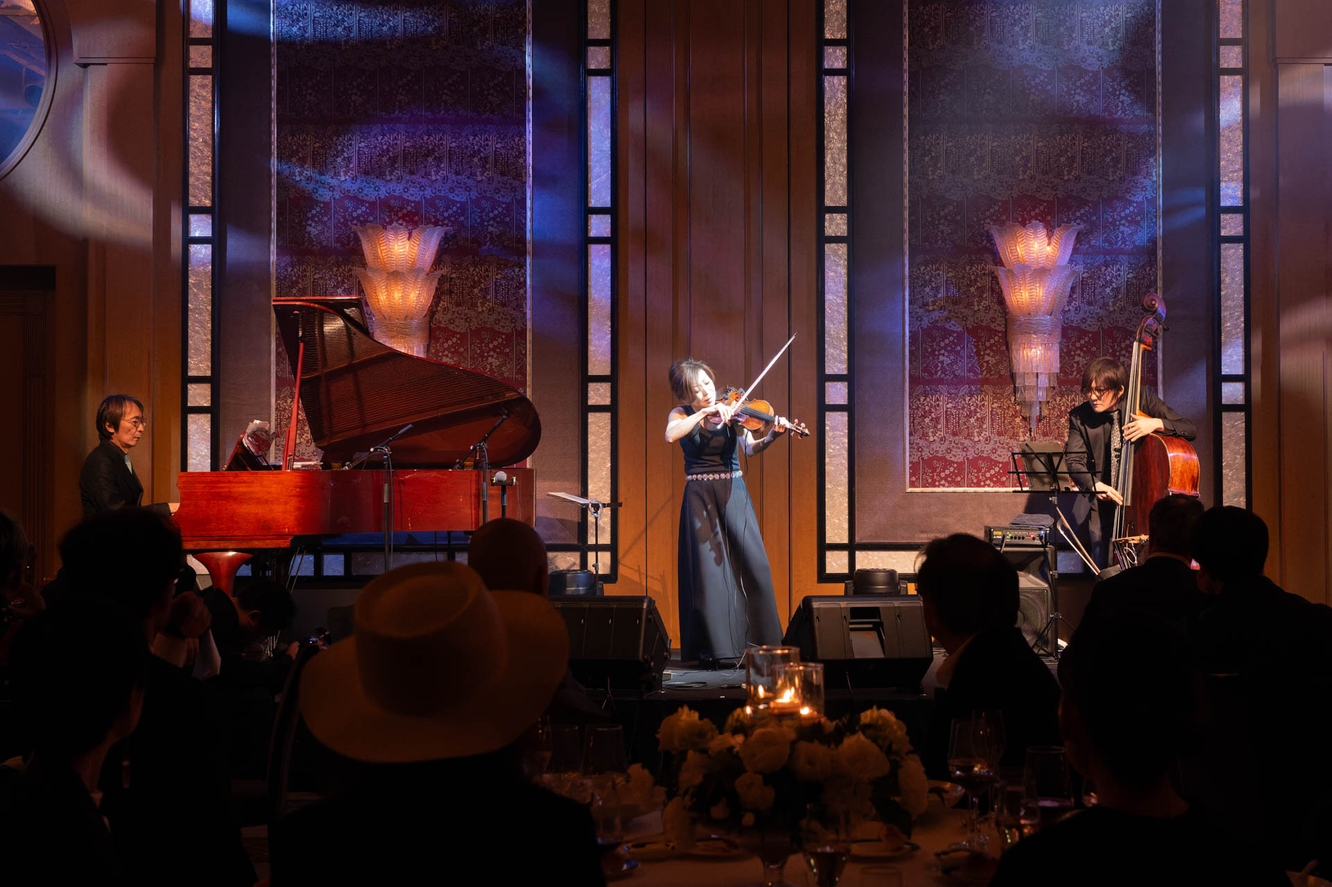 ジャズ・ ヴァイオリニストの寺井尚子さんが登場。10周年記念の際にも、ライカ銀座店の2階で演奏を披露した